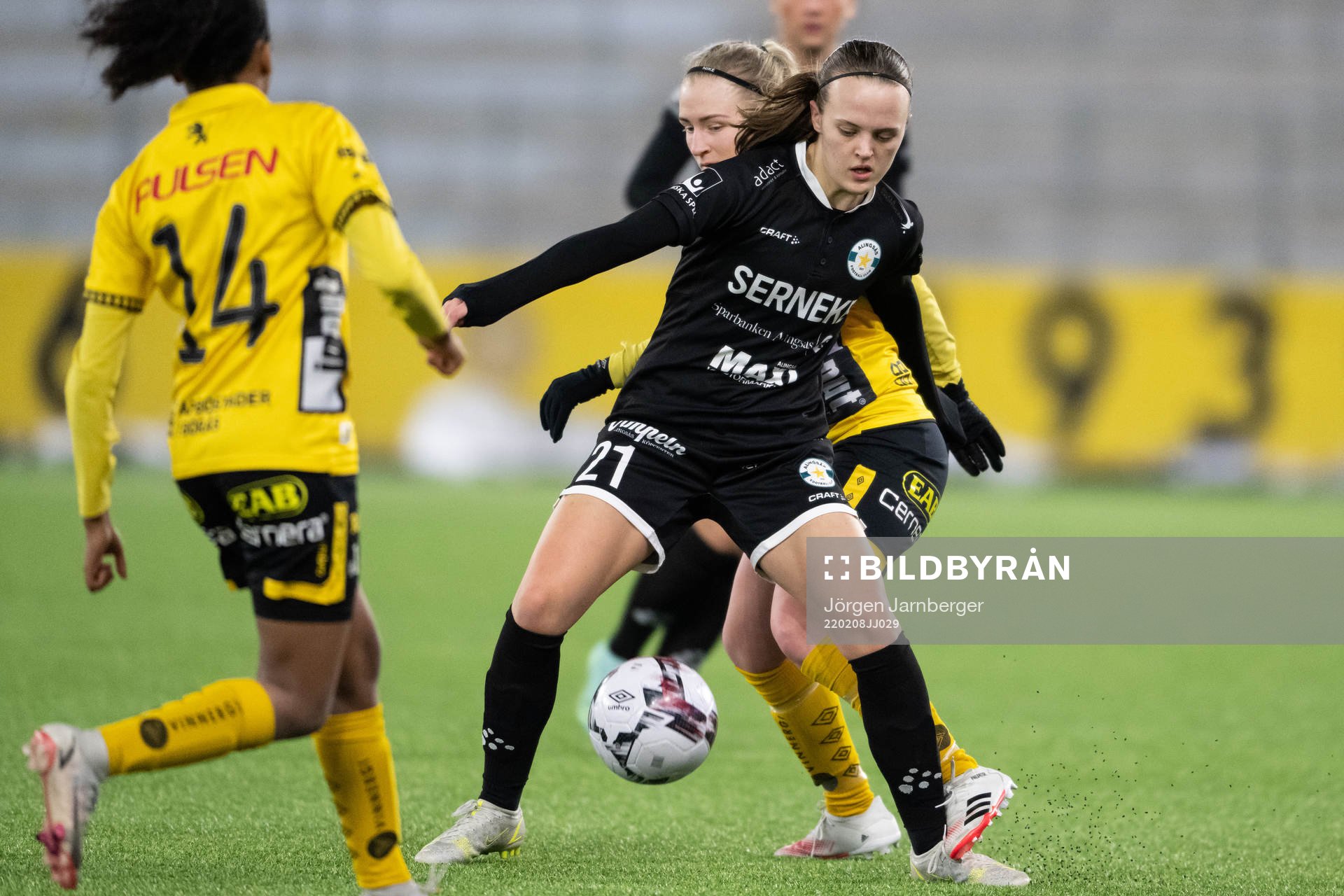 Alingsås Alma Öberg och Elfsborgs Fanny Johansson (skymd)