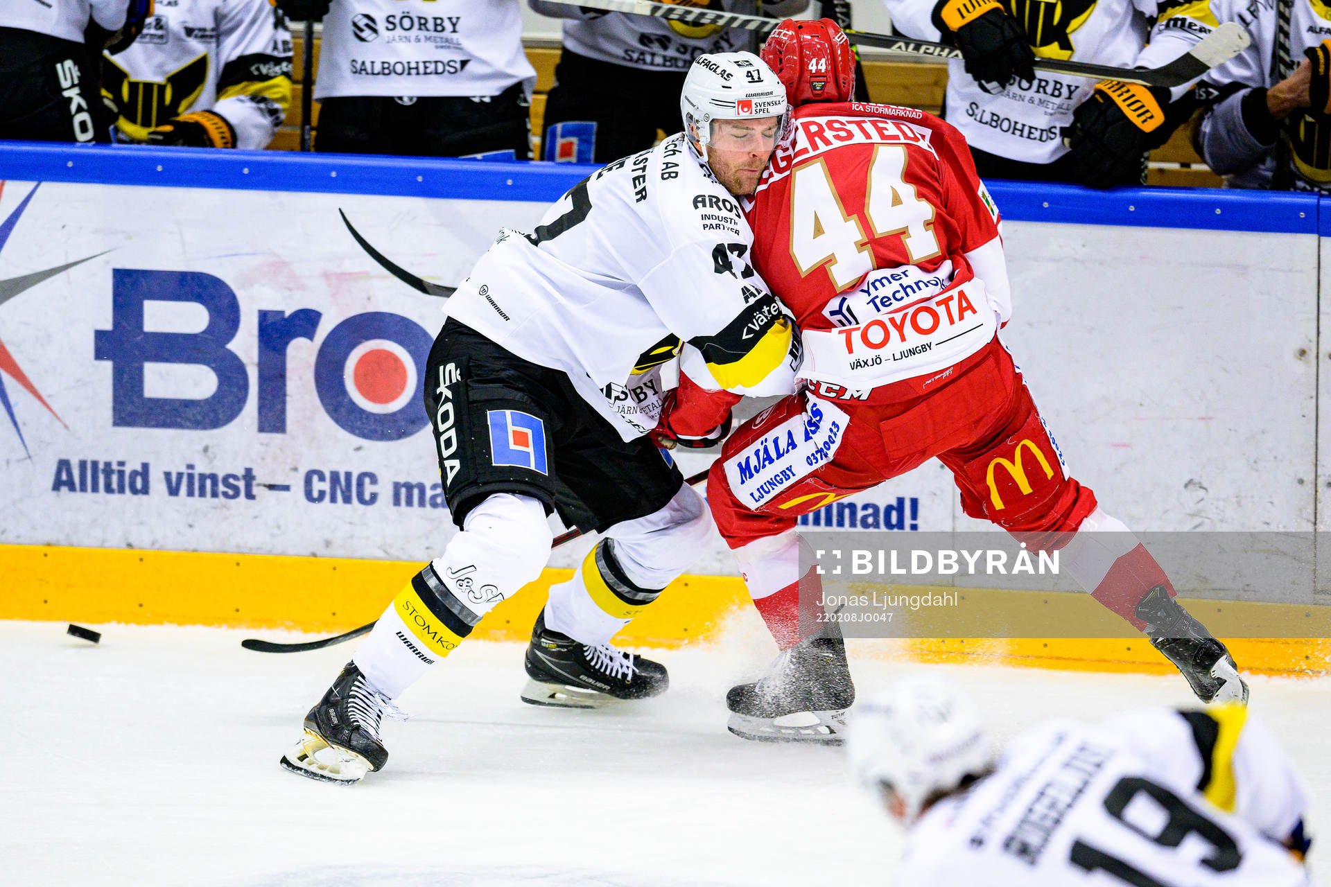 Västerås Logan Roe tacklar Troja/Ljungbys Arvid Degerstedt