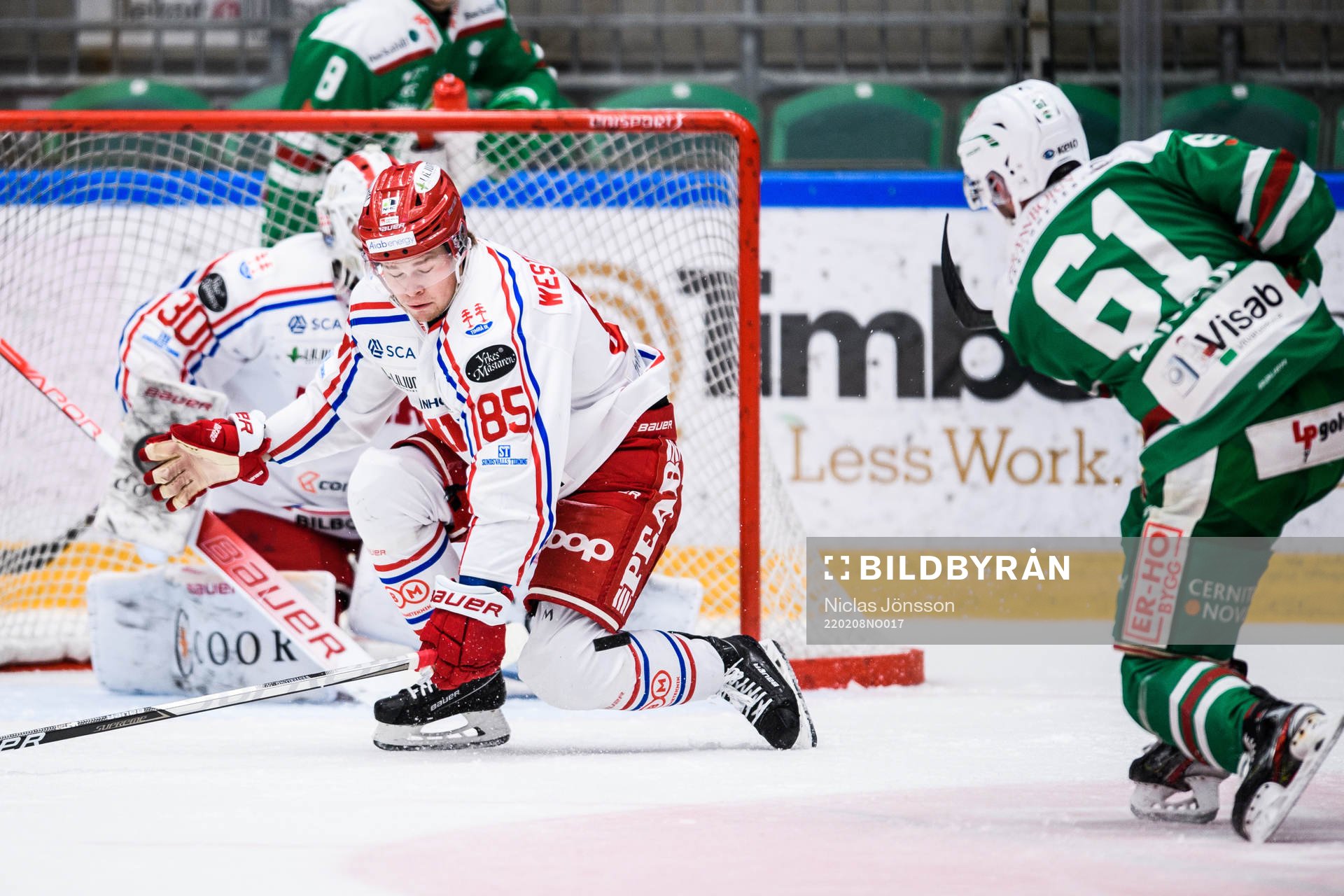 Timrås Filip Westerlund täcker ett skott från Rögles