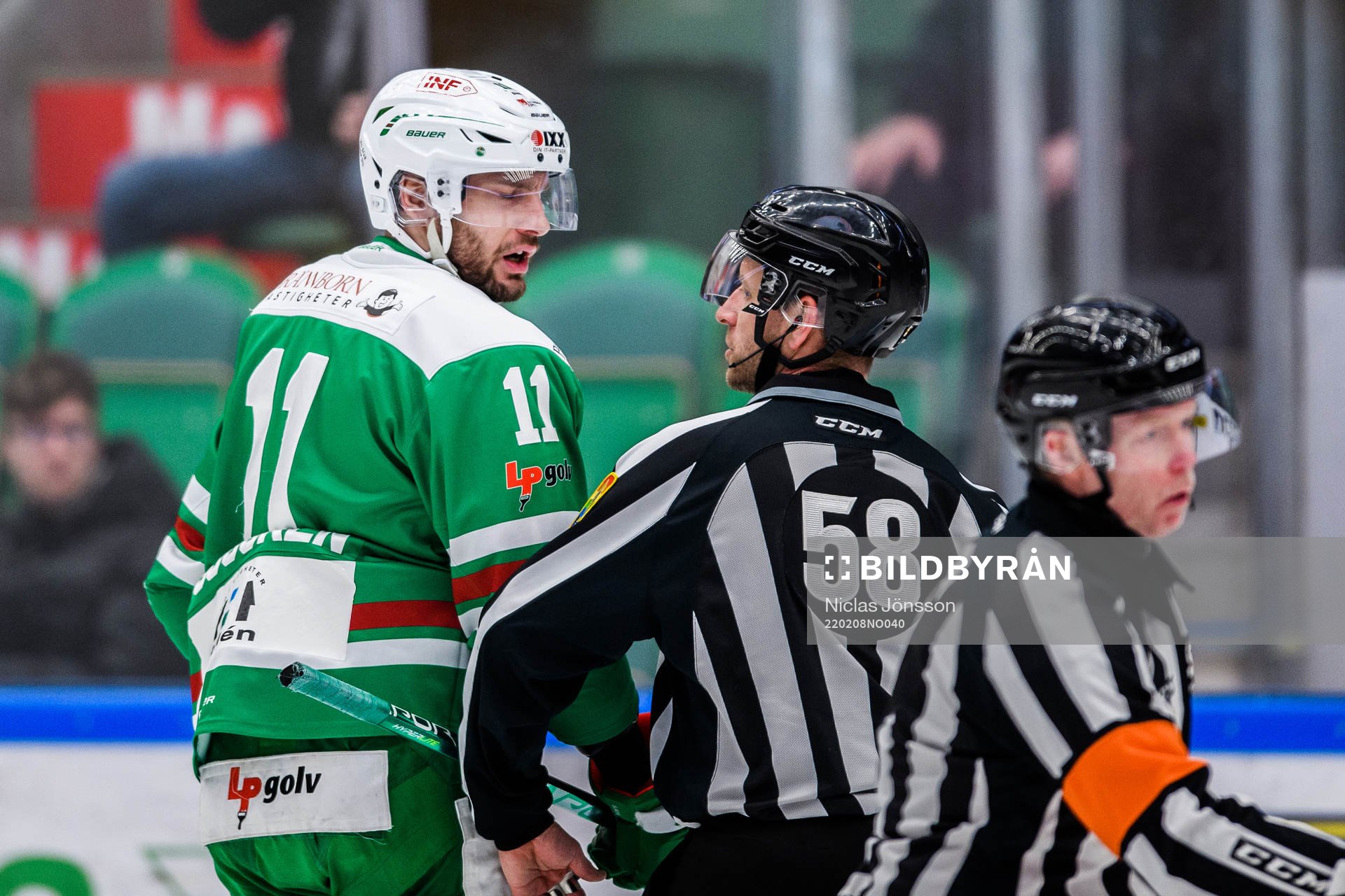 Rögles Mattias Sjögren reagerar mot Linjedomare Rickard