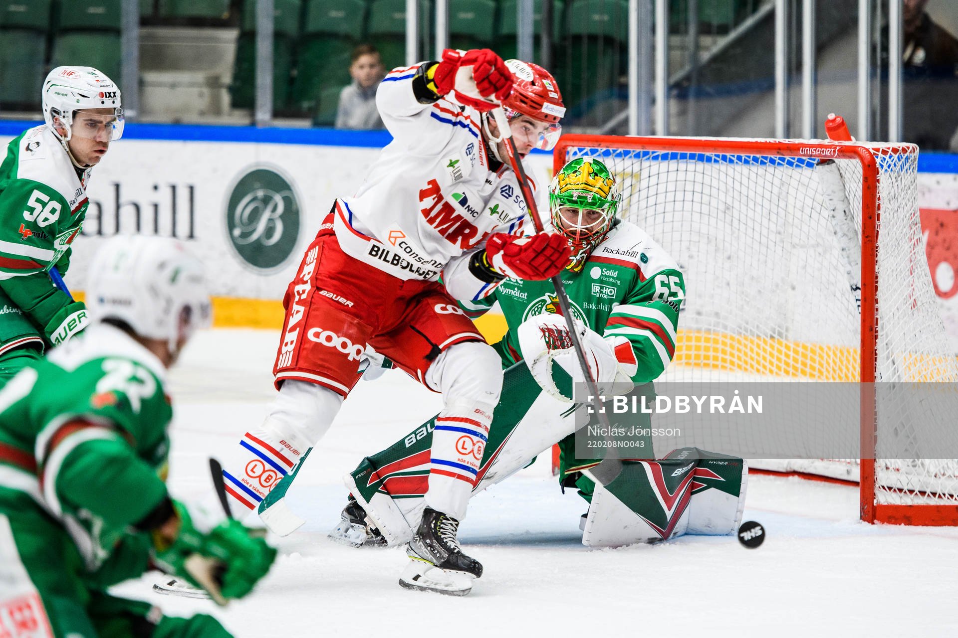 Timrås Ty Rattie och Rögles målvakt Christoffer Rifalk