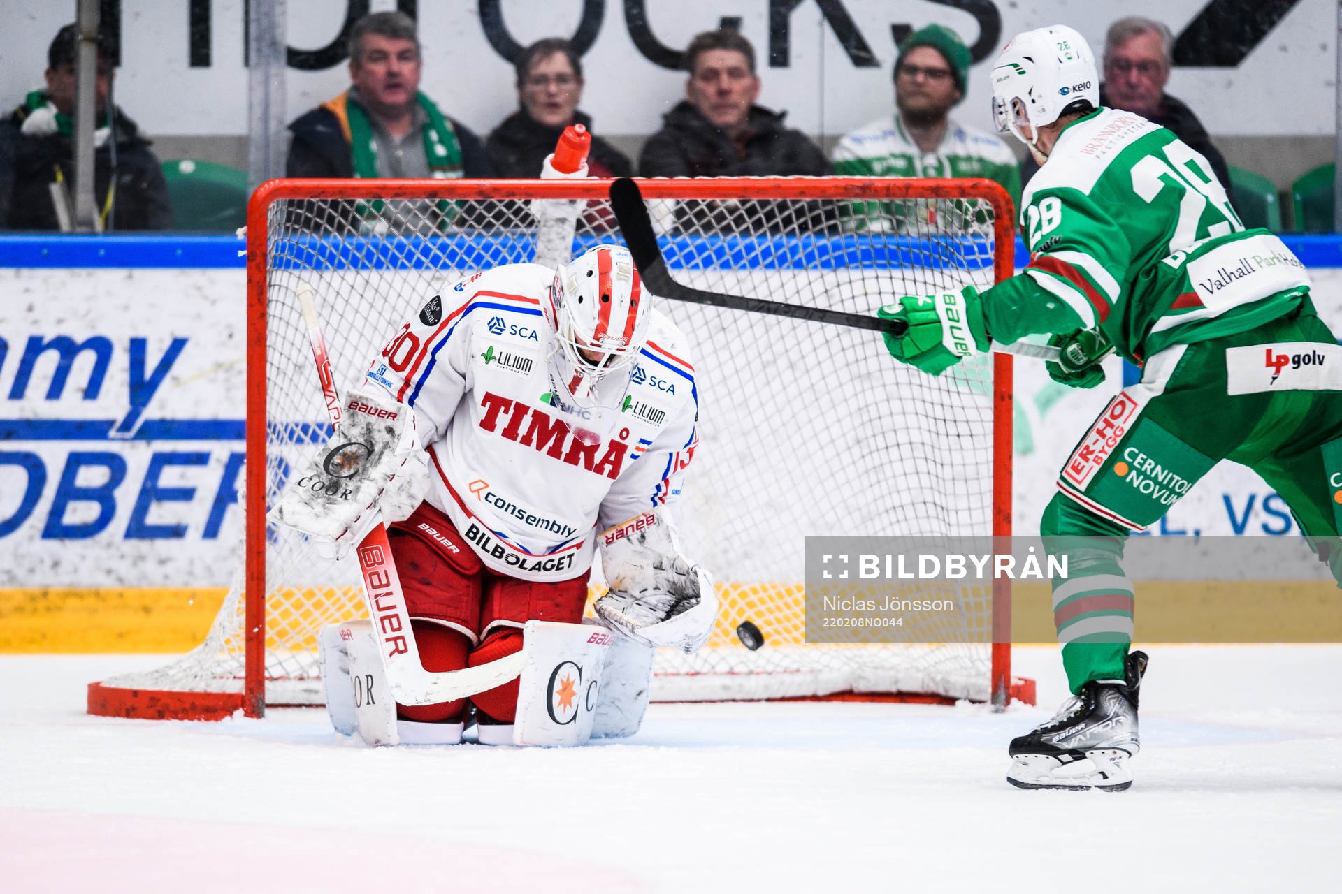 Rögles Anton Bengtsson gör 2-2 på Timrås målvakt Jacob