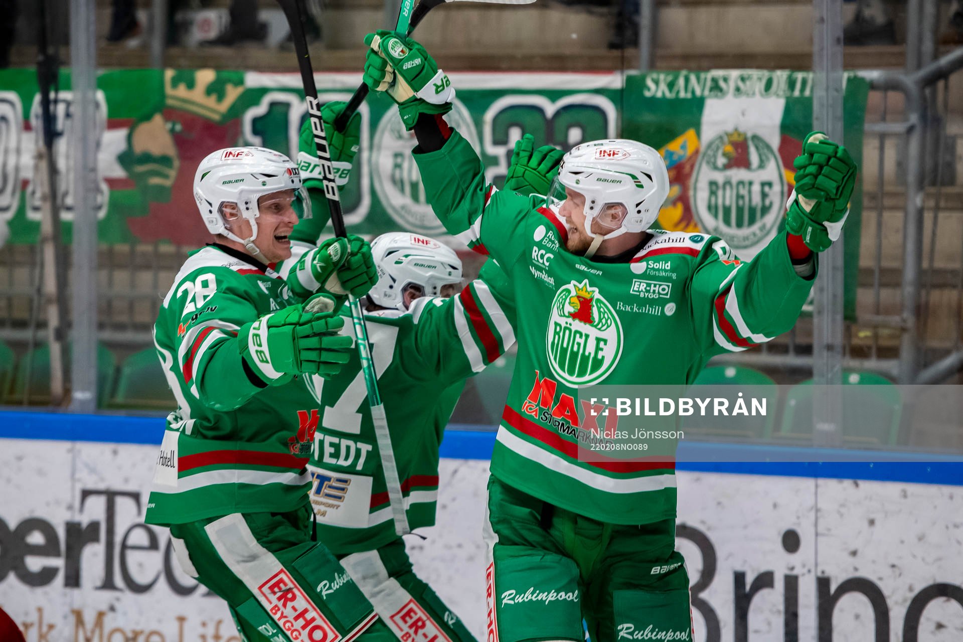 Rögles Anton Bengtsson och Ted Brithén jublar
