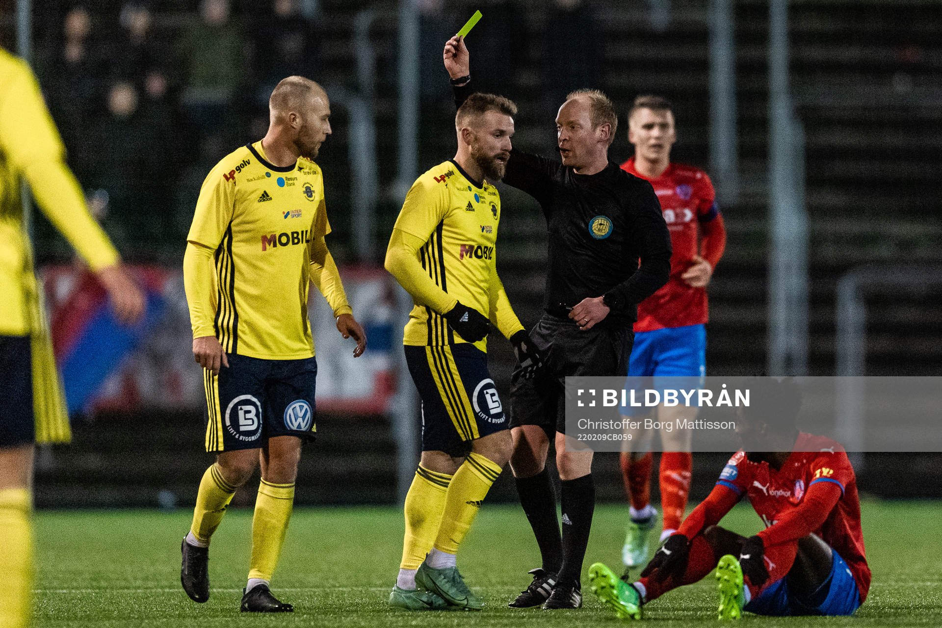 Ängelholms Christian Ljungberg får gult kort av domare