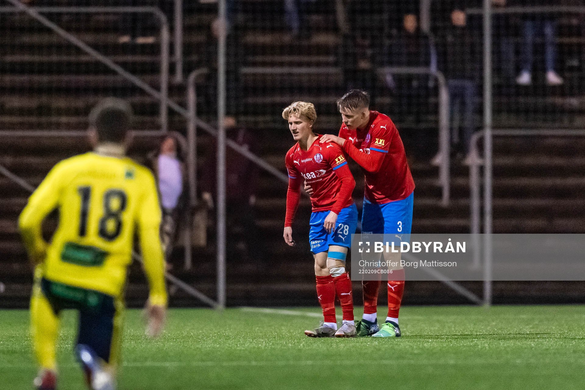 Helsingborgs Victor Blixt har ont och tittas till av Casper Widell under träningsmatchen i fotboll mellan Helsingborg och Ängelholm den 9 februari 2022 i Helsingborg. 