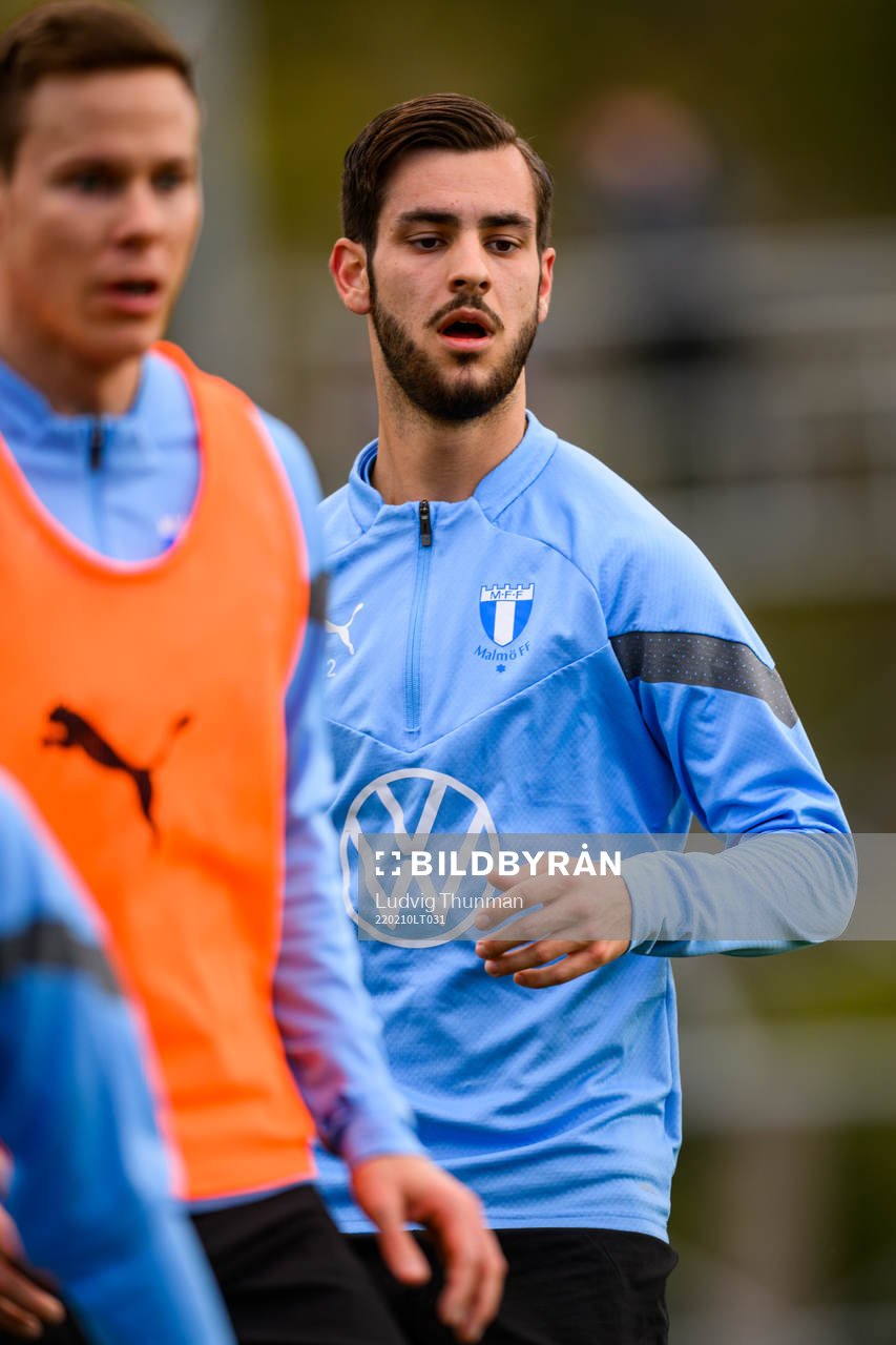 Adi Nalicunder en fotbollsträning med Malmö FF