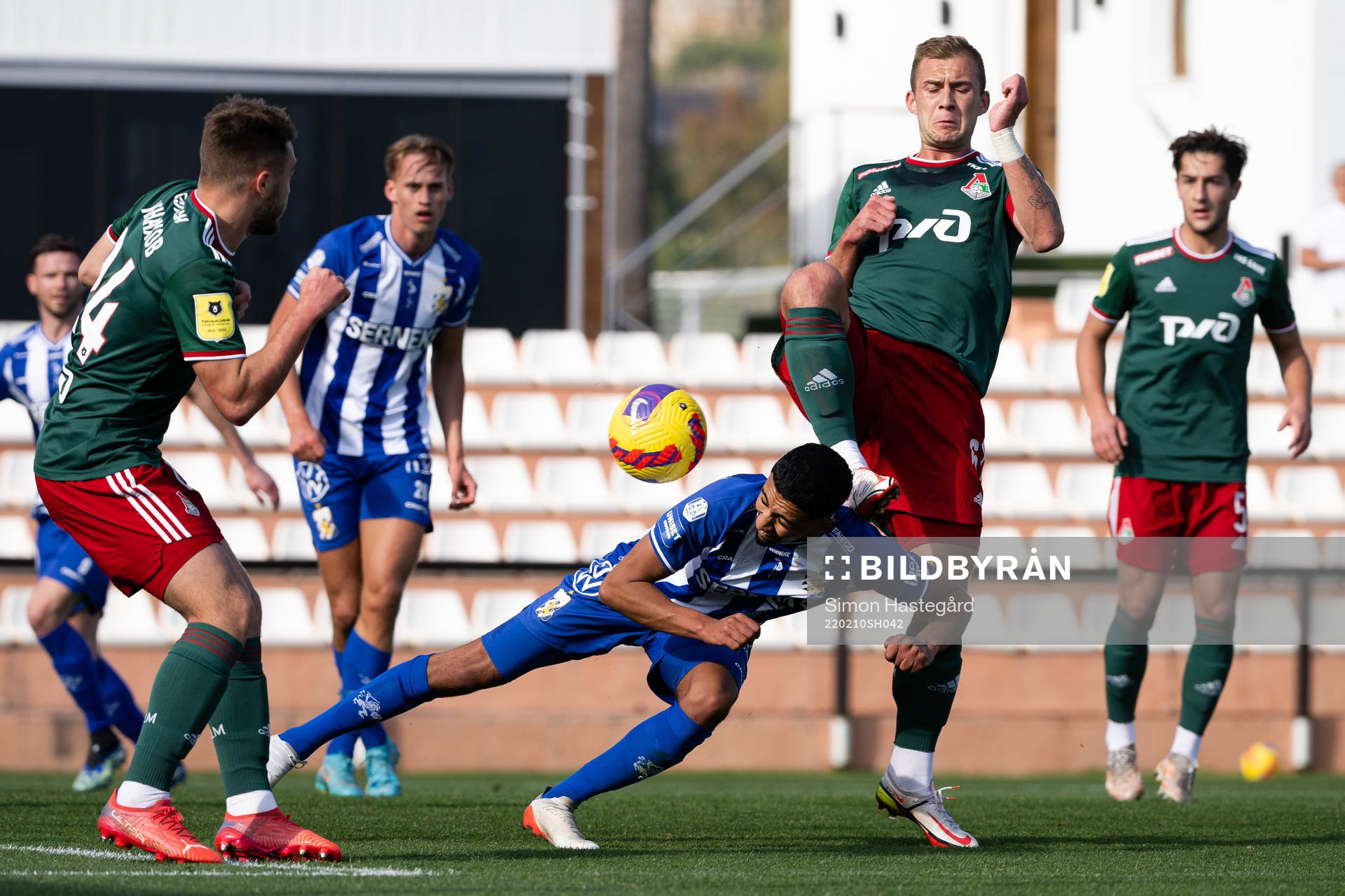 Amir Al-Ammari of IFK Göteborg and Dmitri Barinov  of