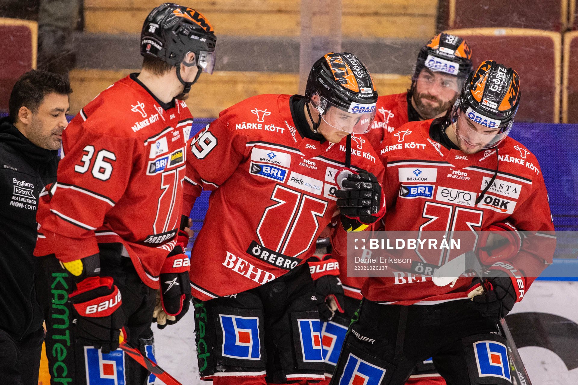 Örebros Joel Mustonen får hjälp av lagkamrater att