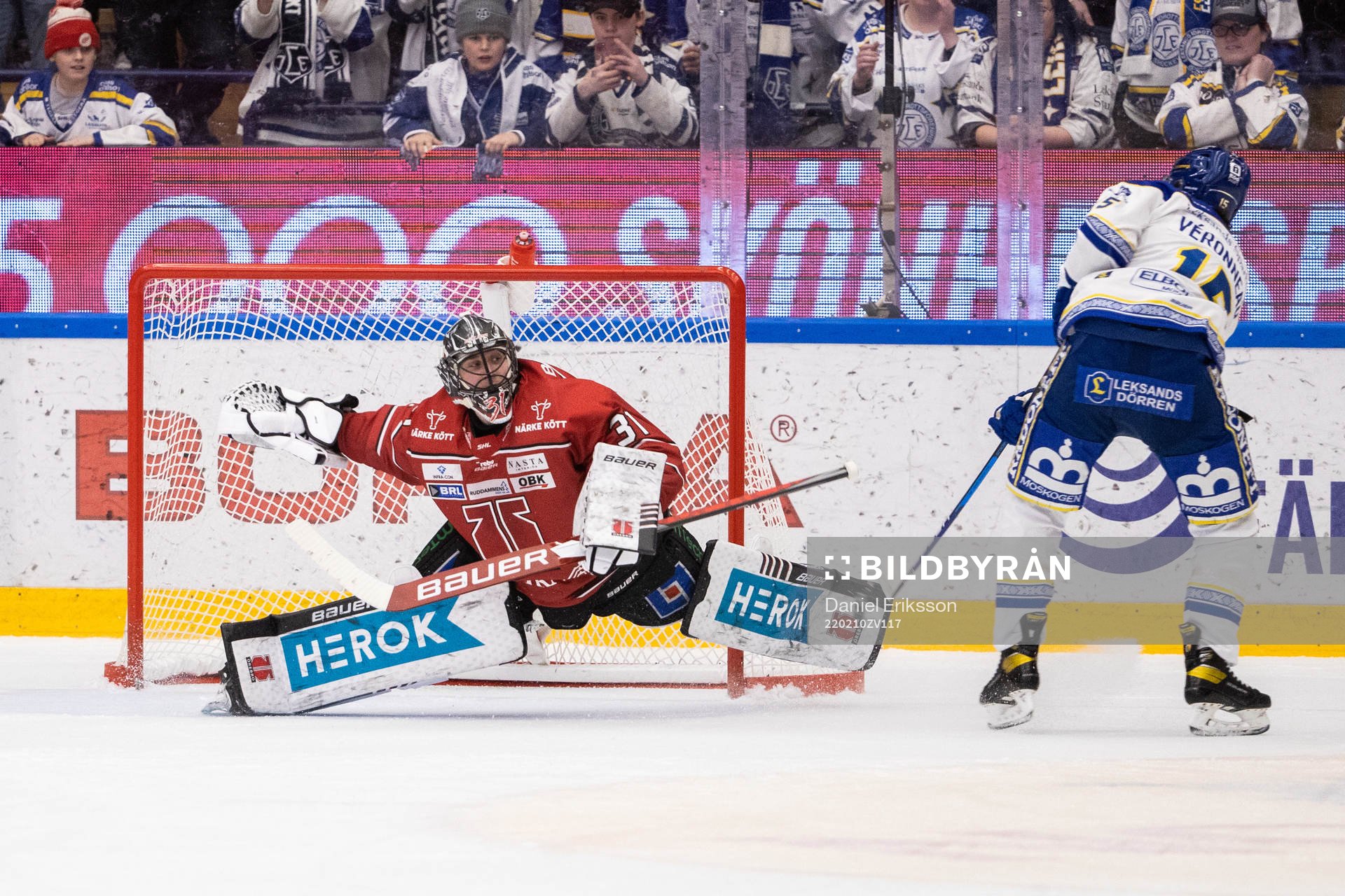 Örebros målvakt Jonas Arntzen räddar en straff från
