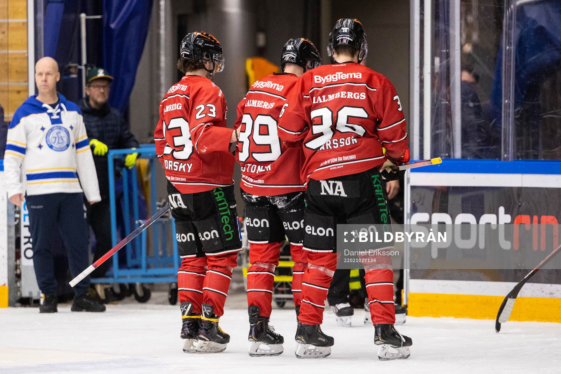 Örebros Joel Mustonen får hjälp av lagkamrater att