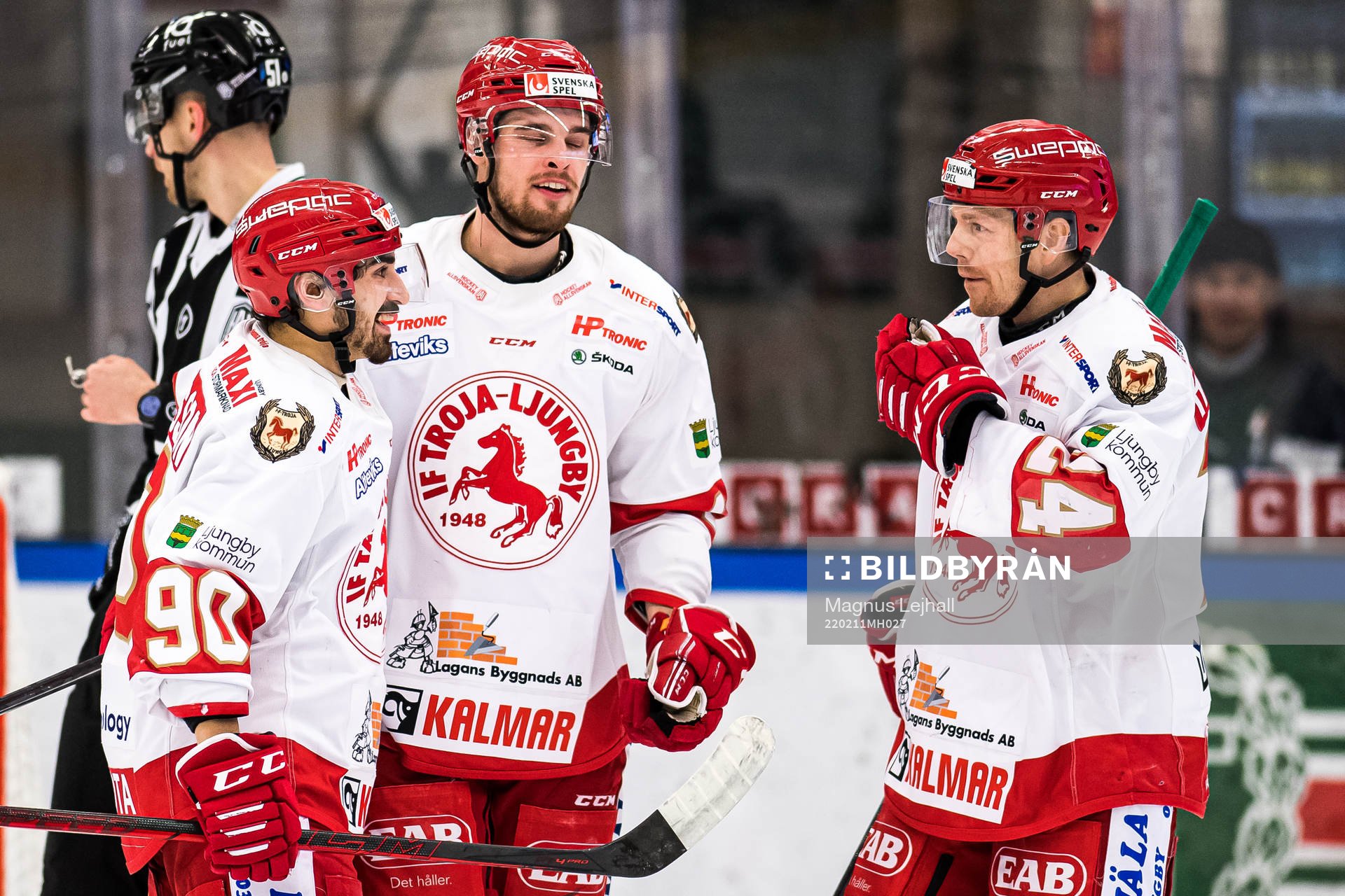 Troja/Ljungbys Joakim Hillding (th) jublar med lagkamraterna