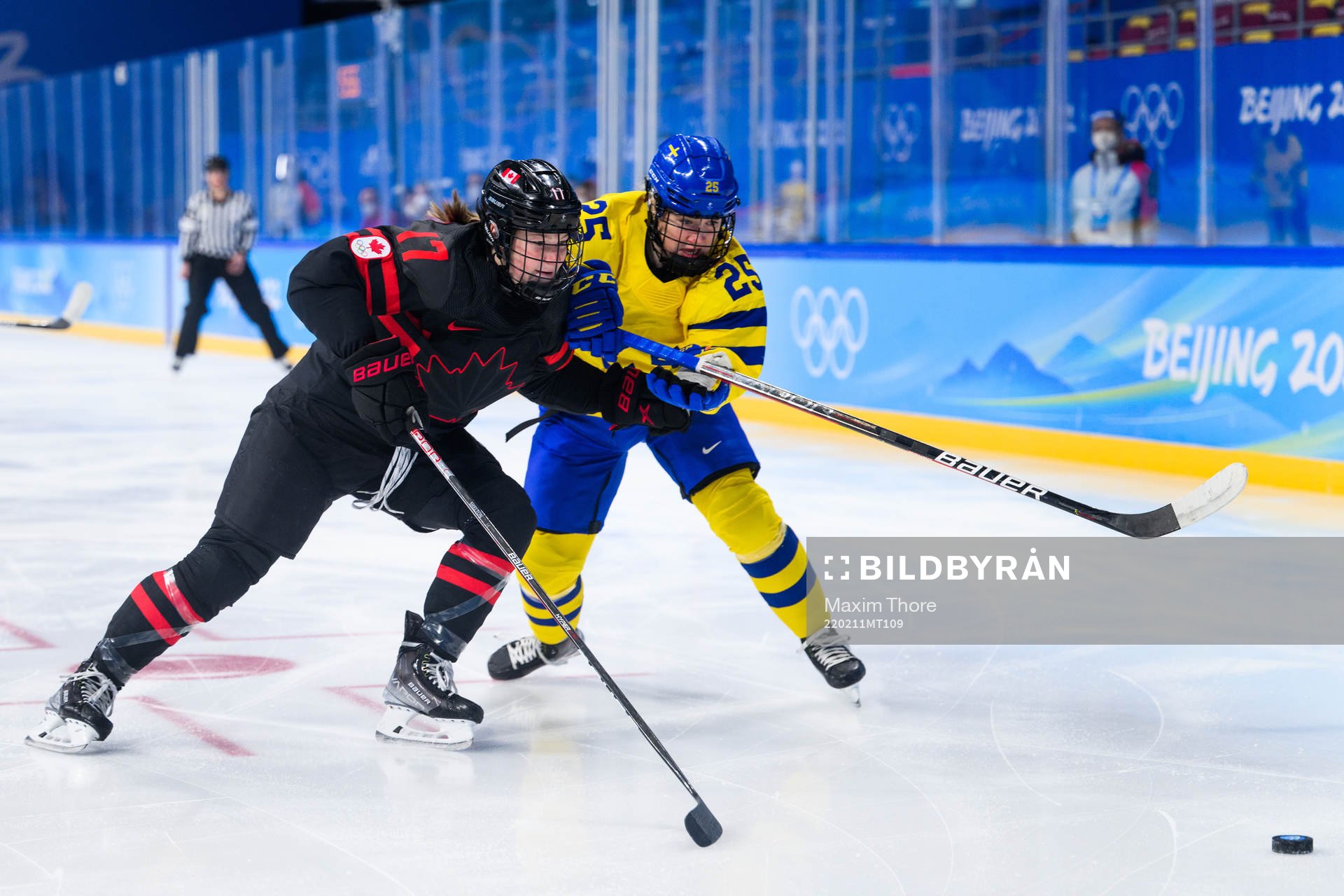 Ella Shelton of Canada and Lina Ljungblom of Sweden in an