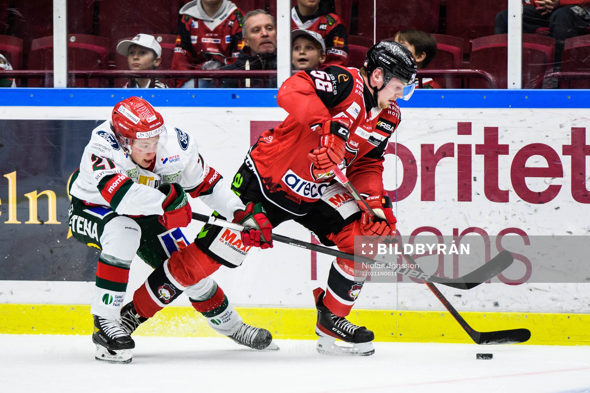 Frölundas Karl Henriksson och Malmö Redhawks Anton Olsson