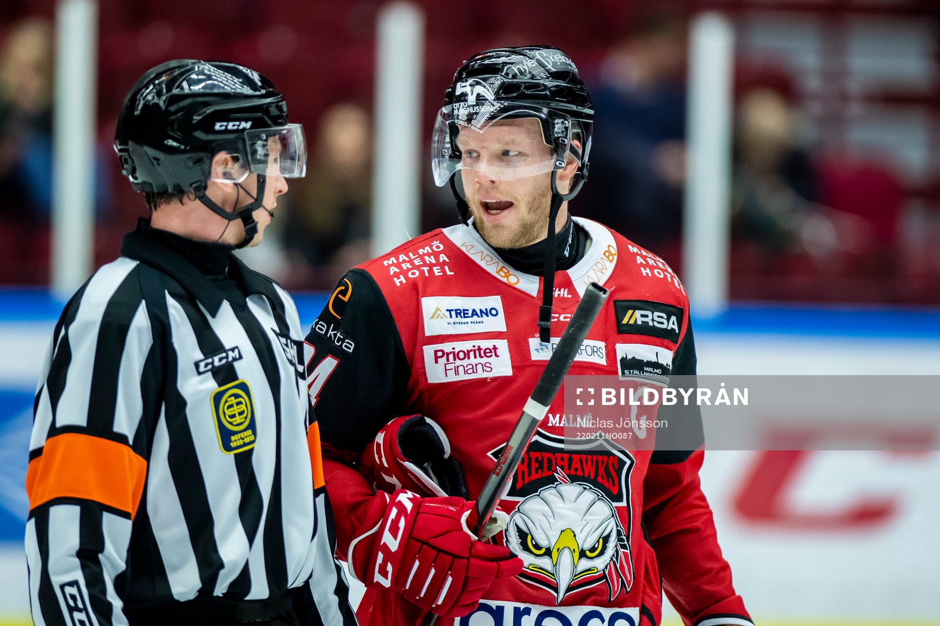 Domare Christoffer Holm samspråk med Malmö Redhawks Carl