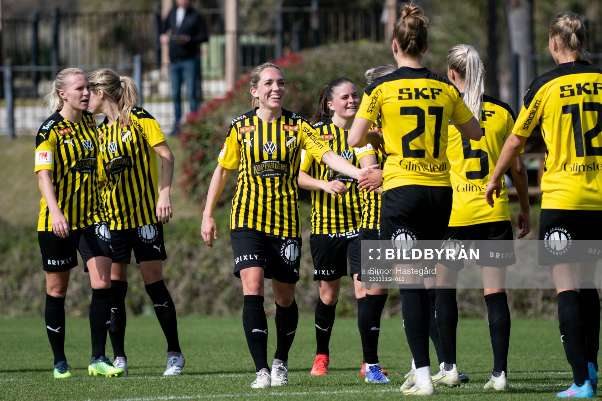 Elin Rubensson and Dilja Yr Zomers of Häcken celebrate the