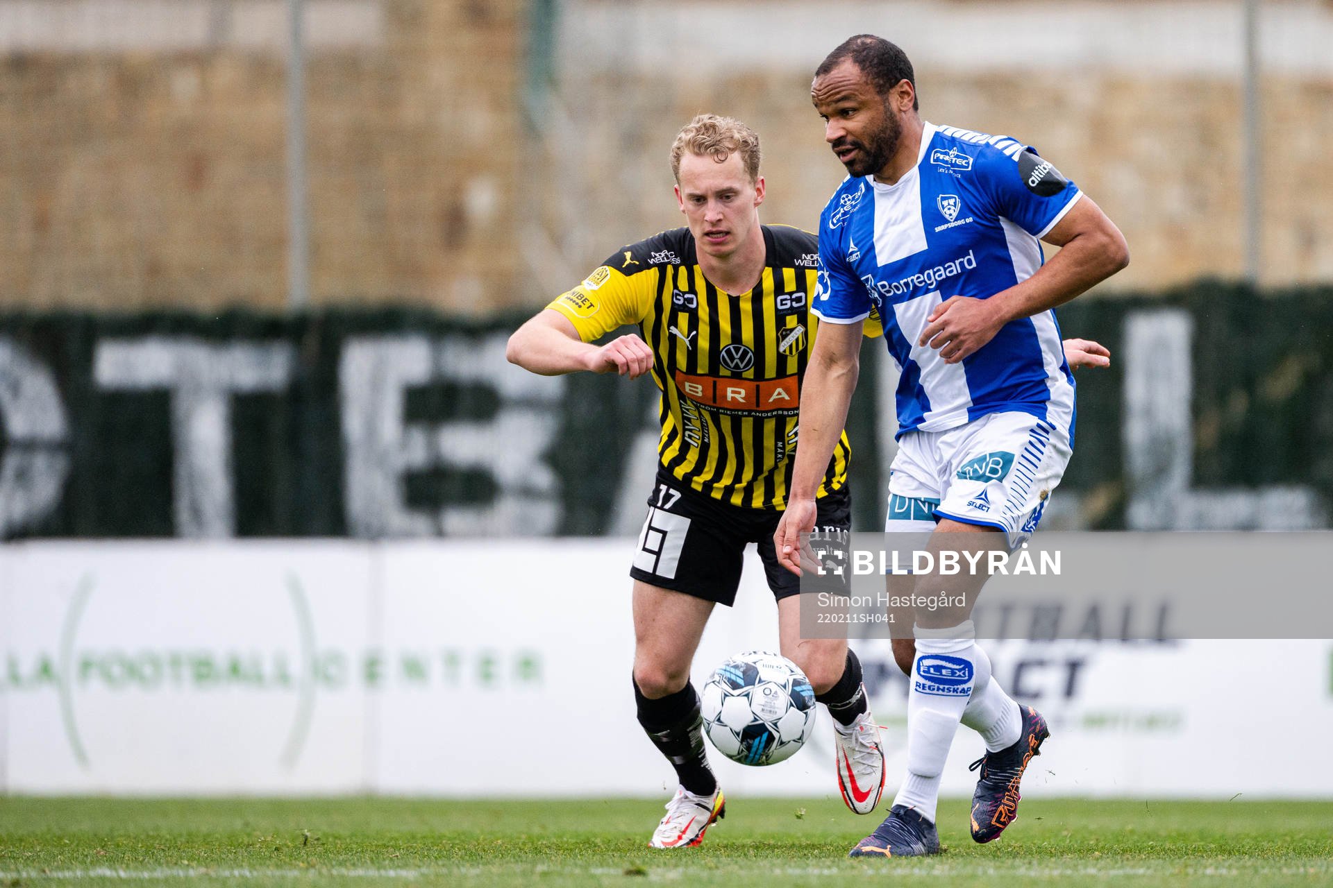 Gustav Berggren of Häcken and Junior Serge of Sarpsborg 08
