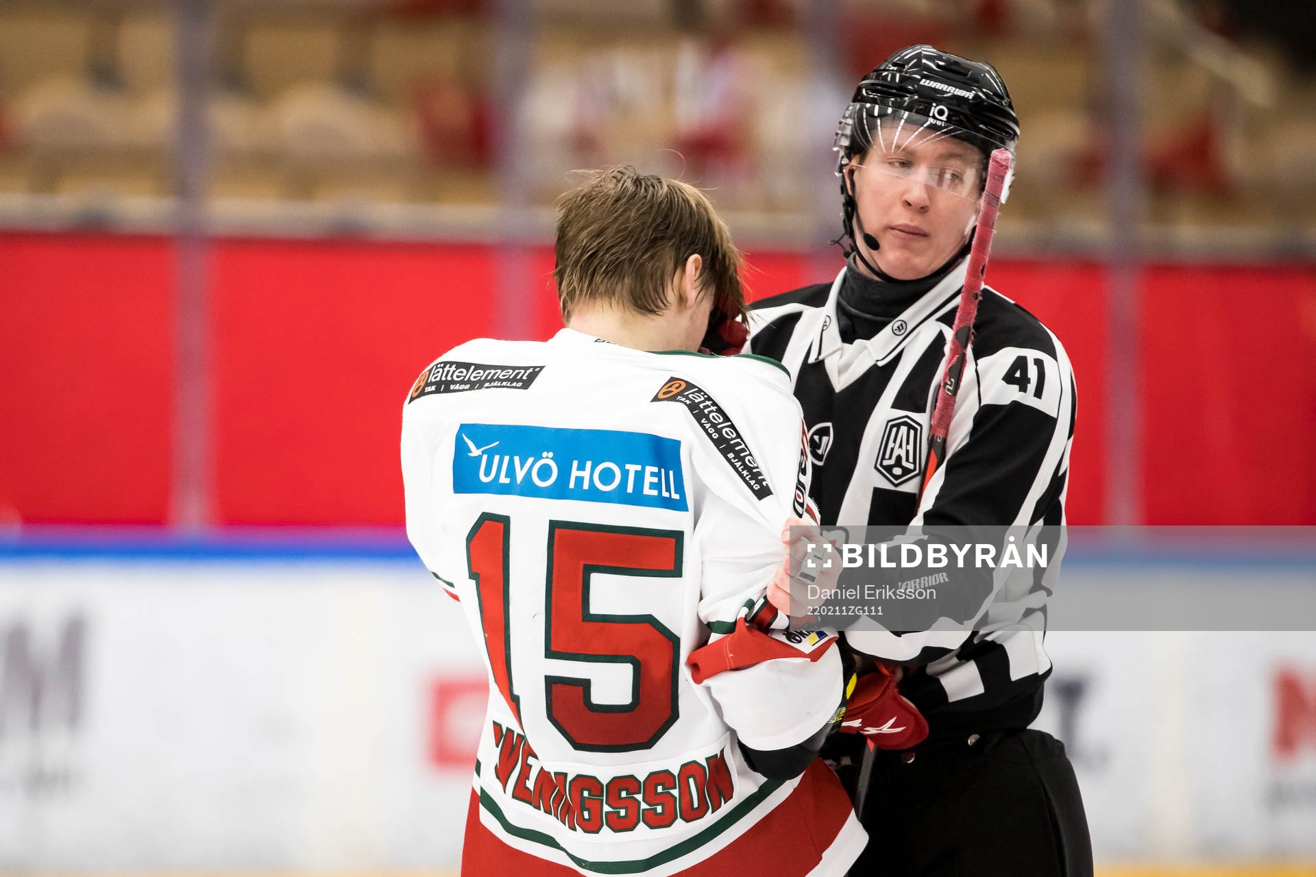 Modos Filip Sveningsson och linjedomare Teodor Sörholm