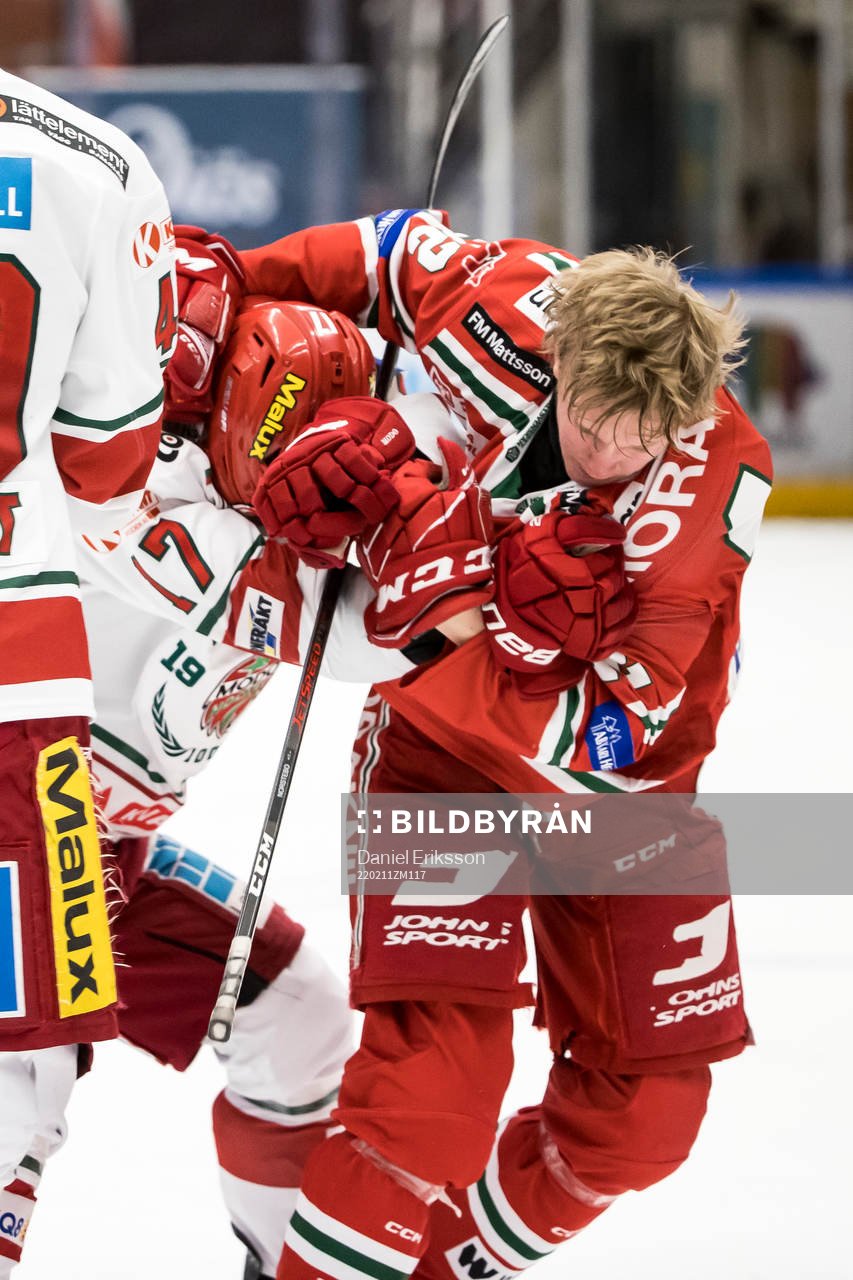 Moras Filip Björkman och Modos Riley Woodsi fight