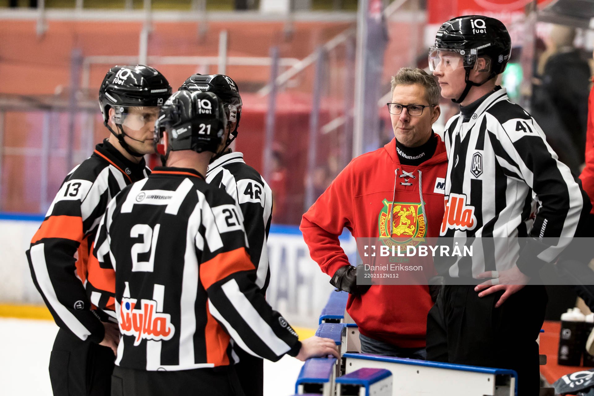 Moras tränare Johan Hedberg  och domarna Anders Sandahl