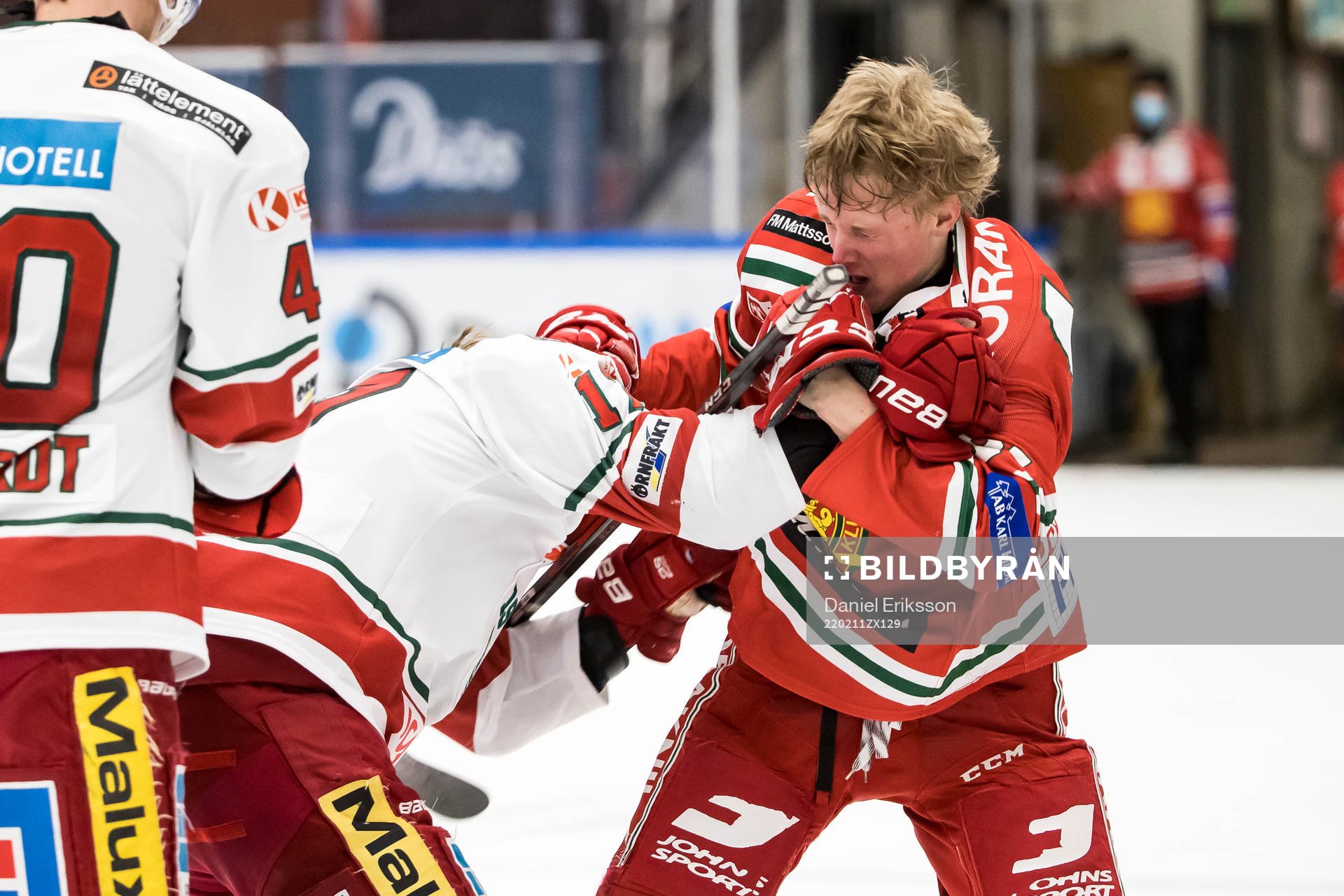 Modos Riley Woods och Moras Filip Björkman i fight