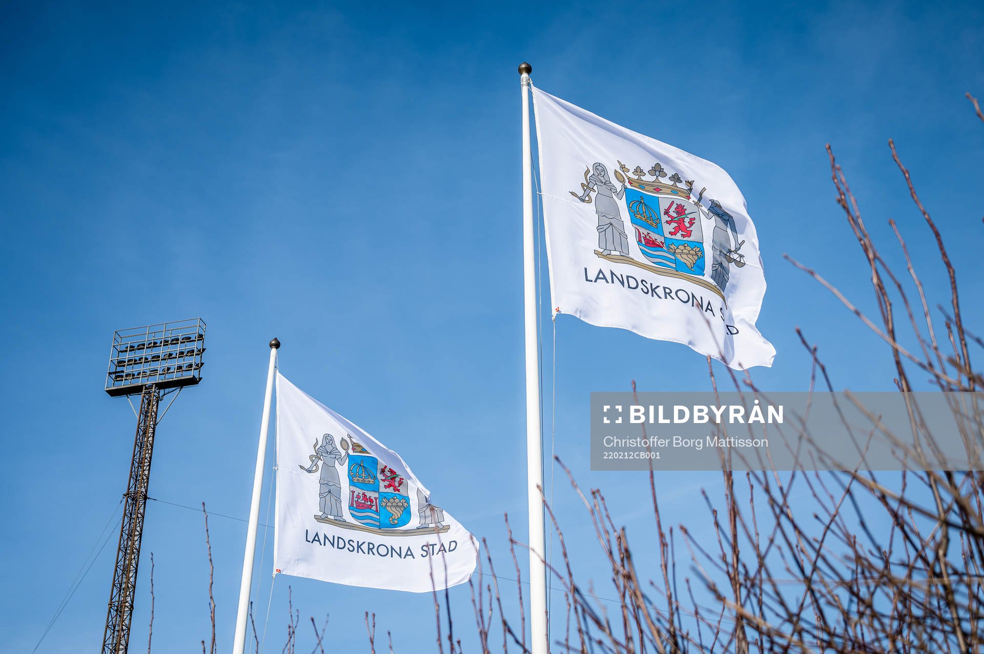 Två flaggor med Landskrona Stads logotype på