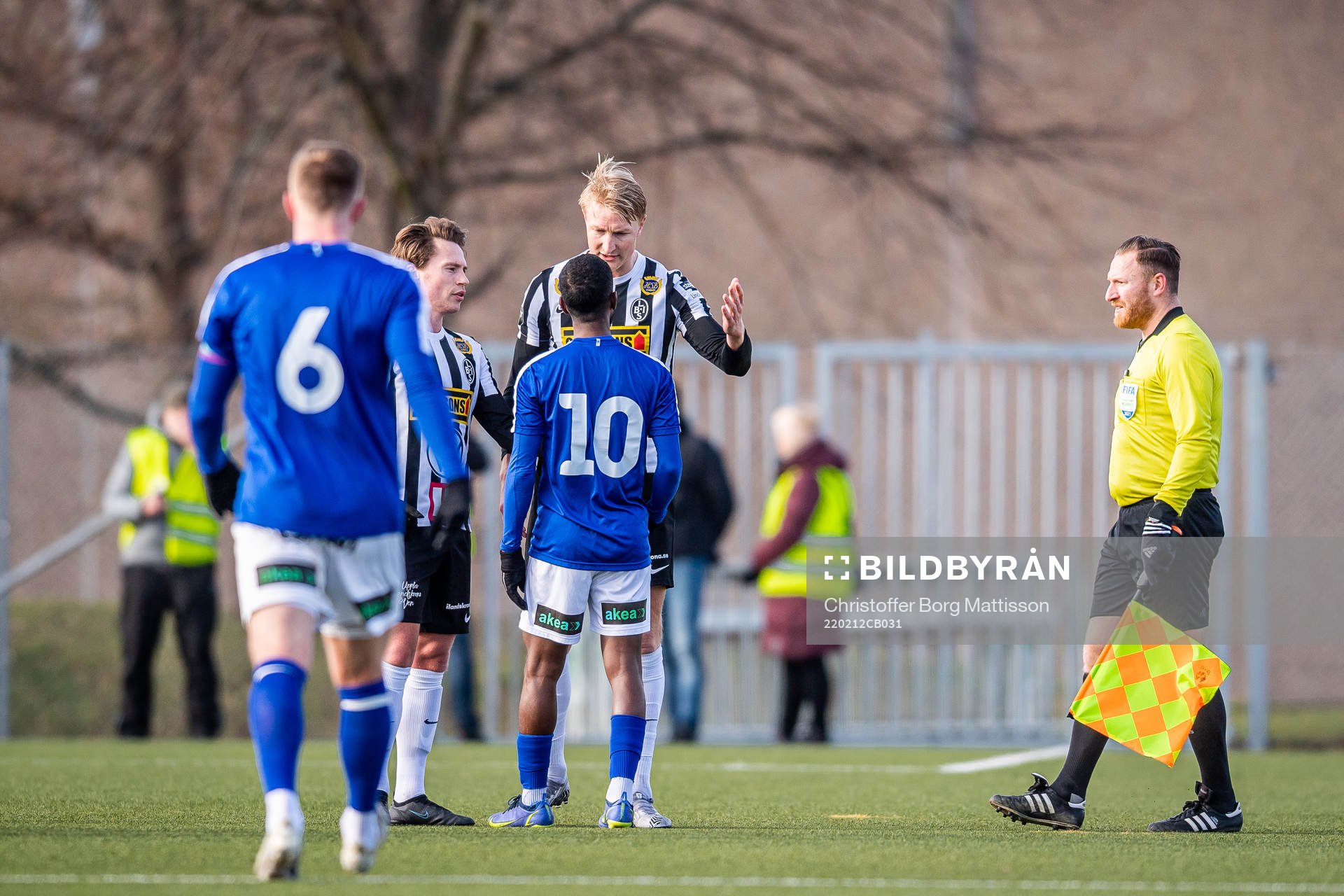 Landskronas Viktor Wihlstrand i diskussion med Trelleborgs