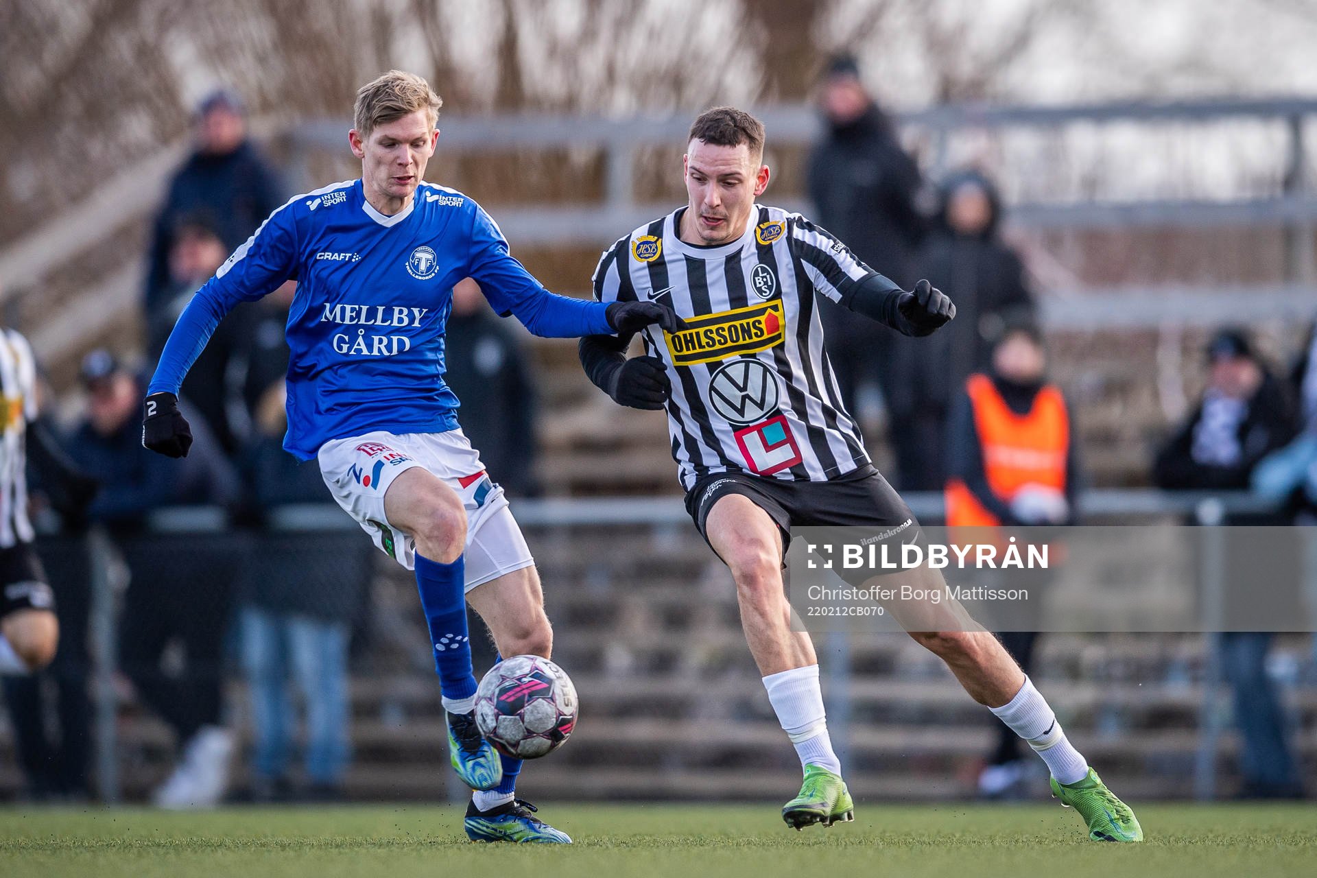 Trelleborgs Fritiof Björkén och Landskronas Viktor Ekblom under träningsmatchen i fotboll mellan Landskrona och Trelleborg den 12 februari 2022 i Landskrona. 
