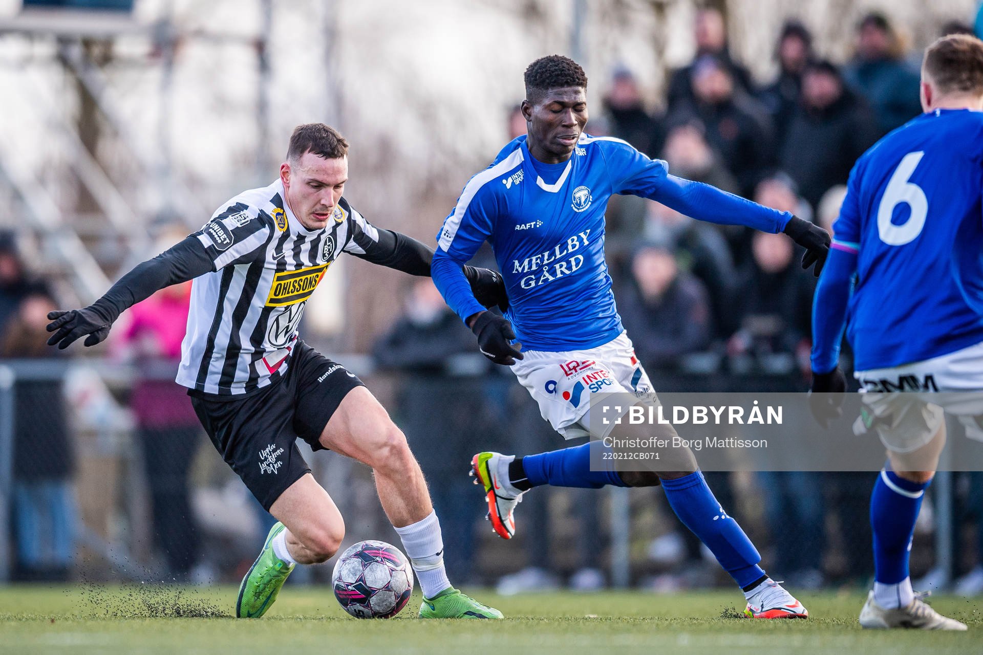 Landskronas Viktor Ekblom och Trelleborgs Abel Ogwuche under träningsmatchen i fotboll mellan Landskrona och Trelleborg den 12 februari 2022 i Landskrona.