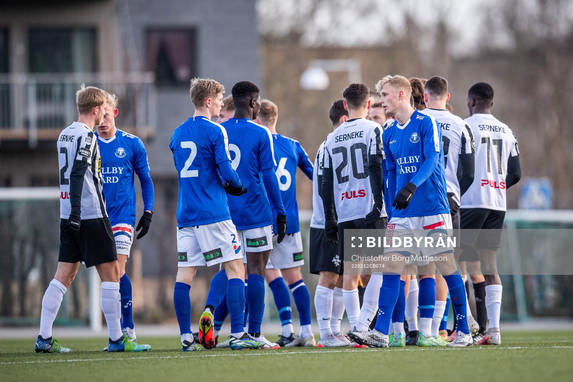Spelarna tackar varandra efter träningsmatchen i fotboll mellan Landskrona och Trelleborg den 12 februari 2022 i Landskrona.