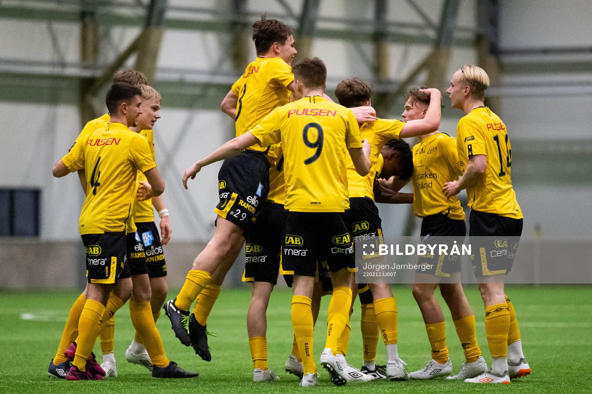 Elfsborgs spelare jublar efter mål av Enzo Andren (mitt i bild)under fotbollsmatchen i ligacupen P17 mellan Norrby och Elfsborg den 12 februari 2022 i Borås.