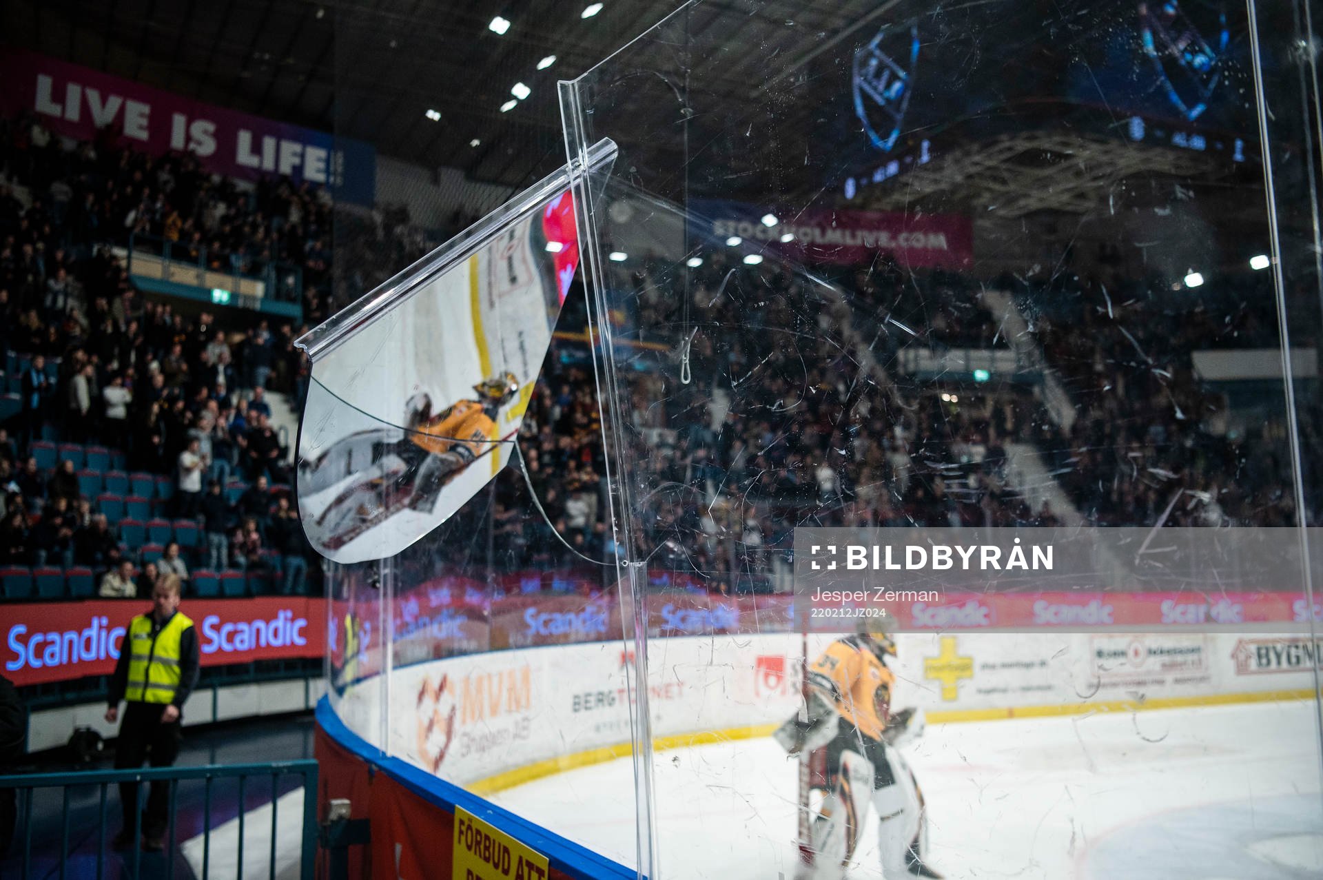 Plexiglaset har gått sönder