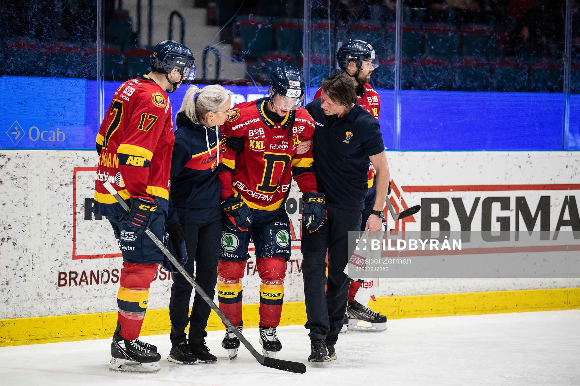 Djurgårdens William Eklund är skadad och får hjälp av
