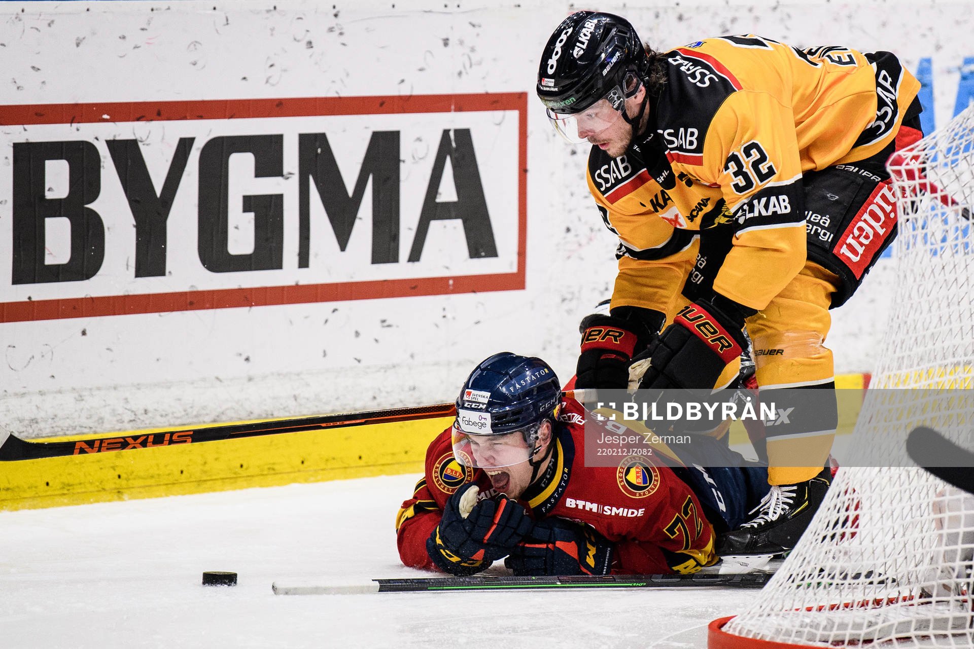 Djurgårdens William Eklund får ont i en duell med Luleås