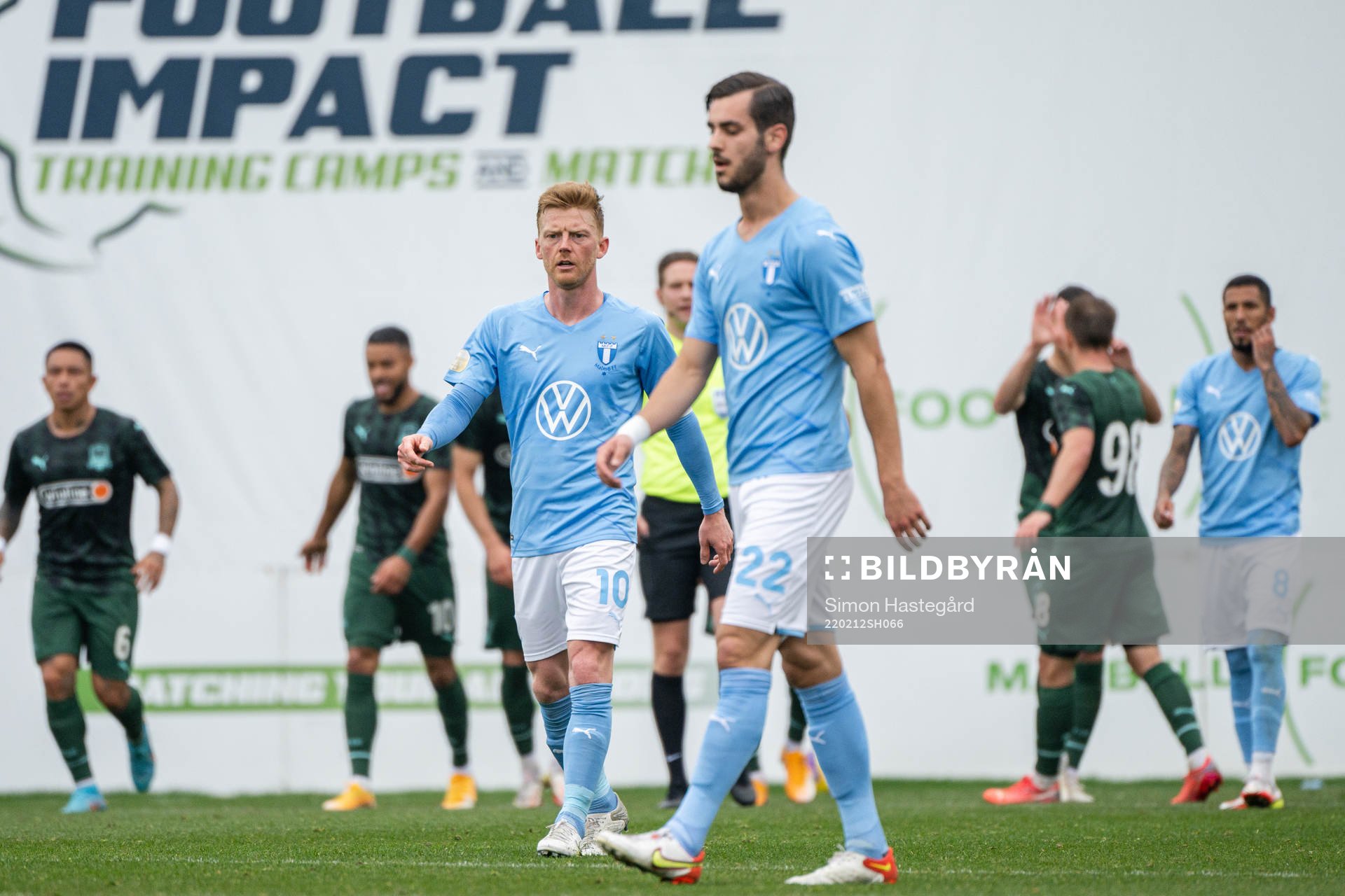 Anders Christiansen and Adi Nalic of Malmö FF look dejected