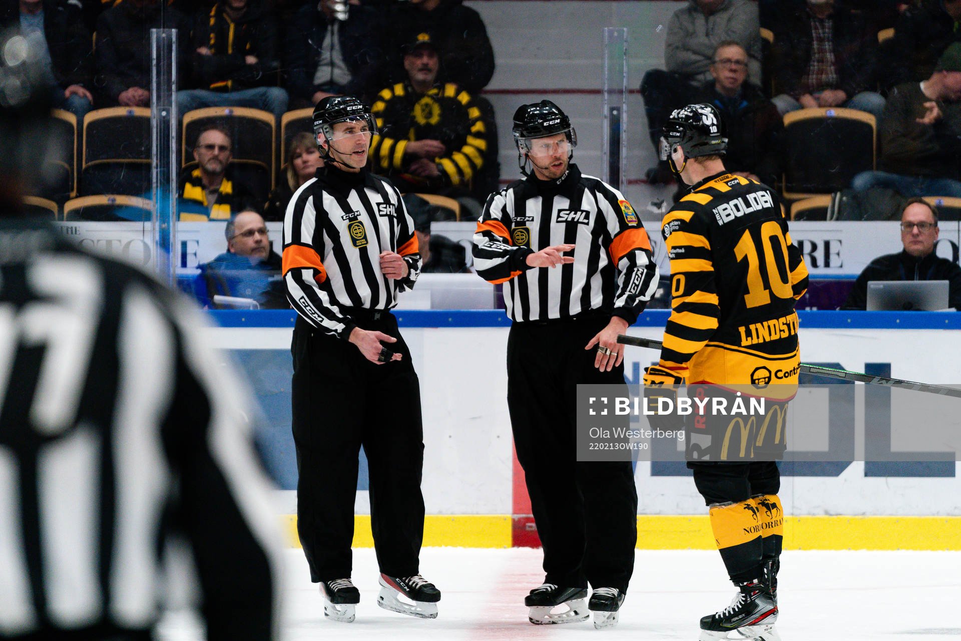 Domarna Linus Öhlund och Johan Magnusson pratar med