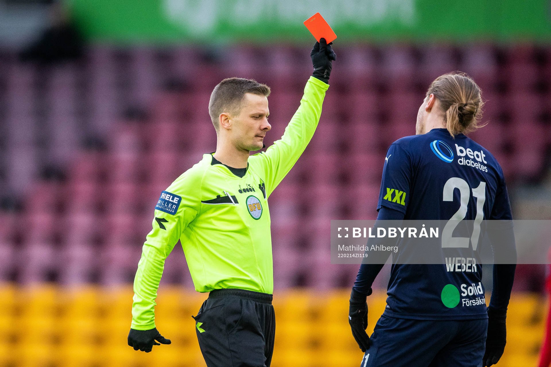 Helsingborgs Charlie Weberg får rött kort