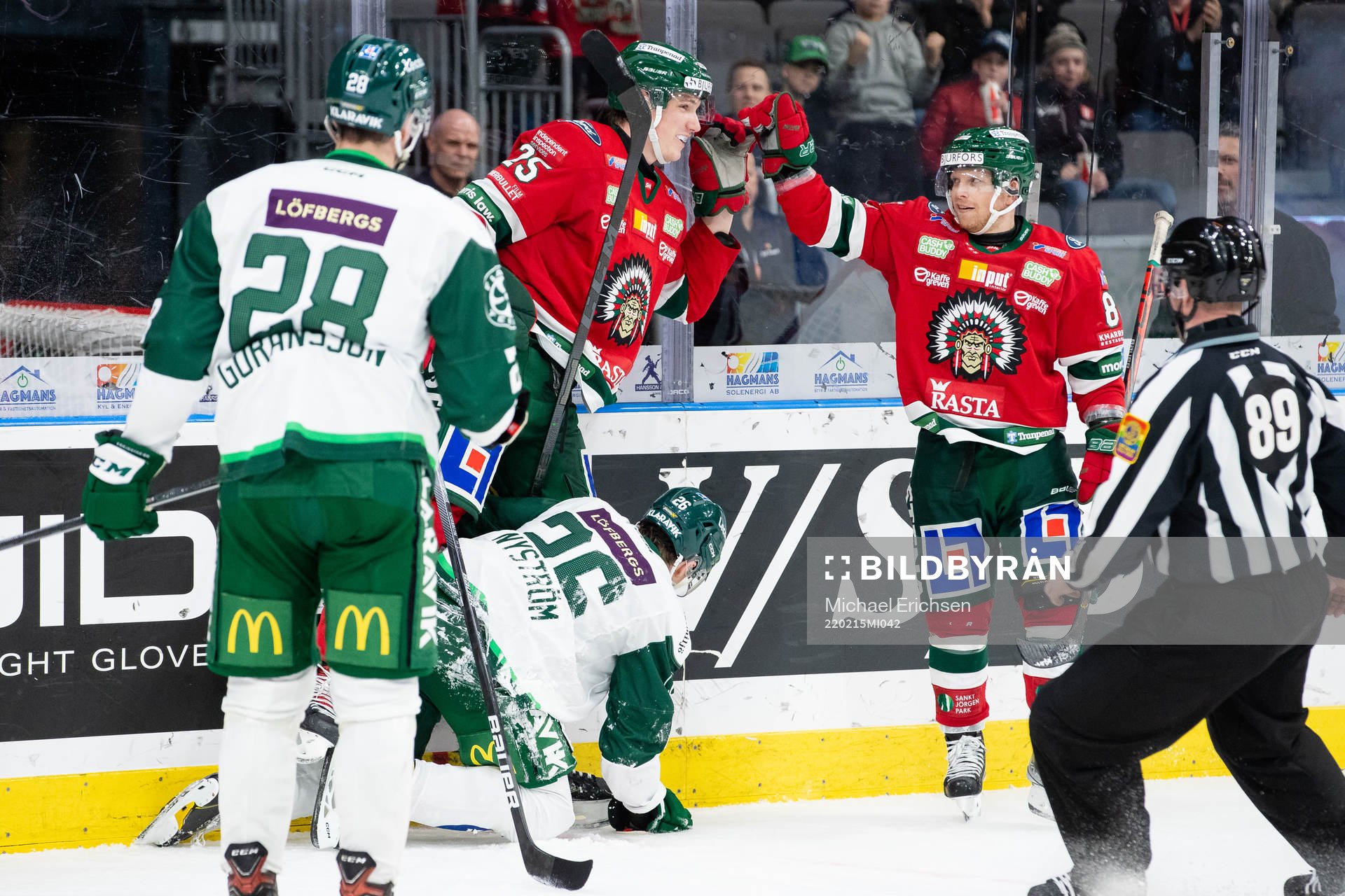 Frölundas Elmer Söderblom jublar ihop med Ryan Lasch
