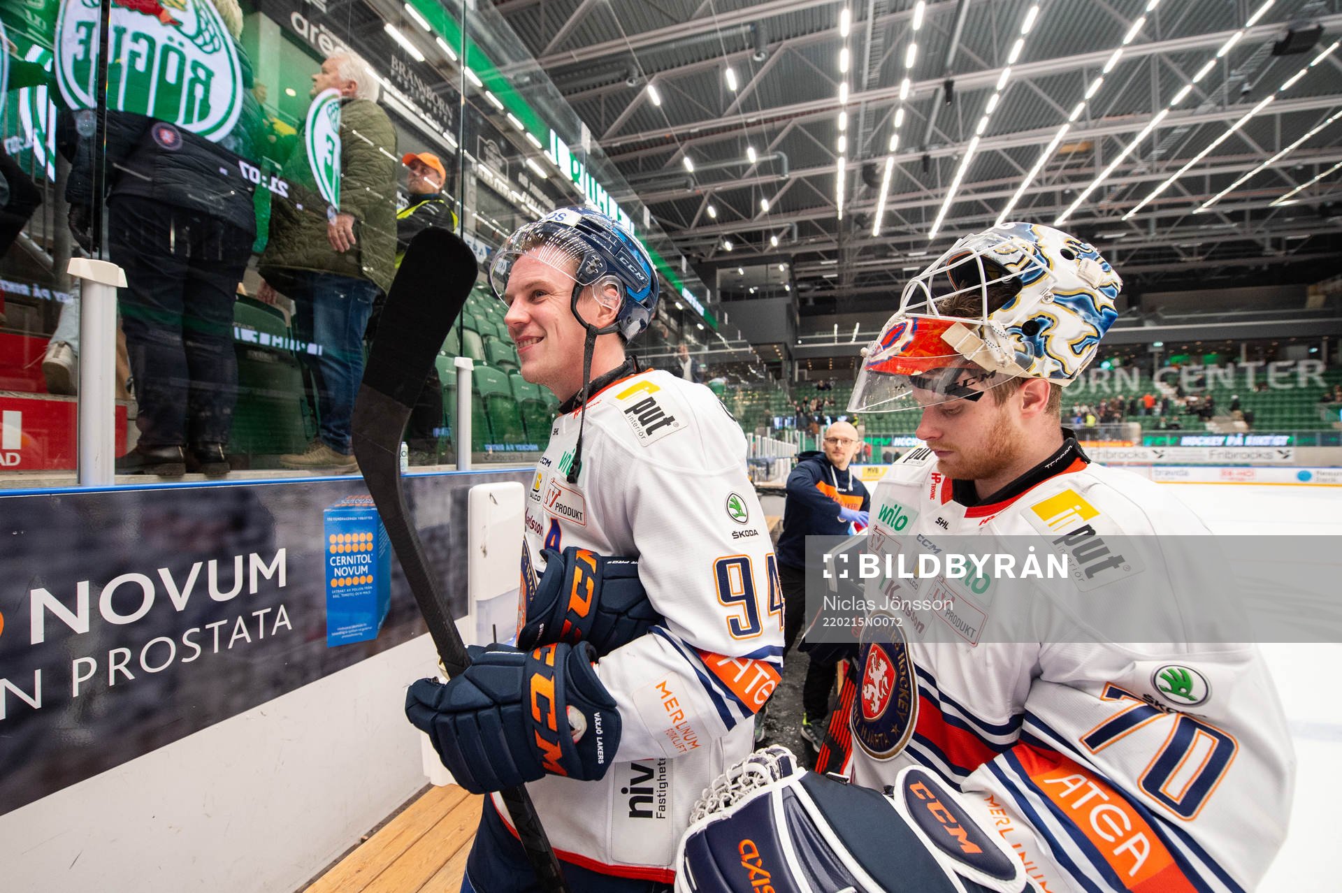 Växjös Joel Persson och målvakt Adam Åhman jublar