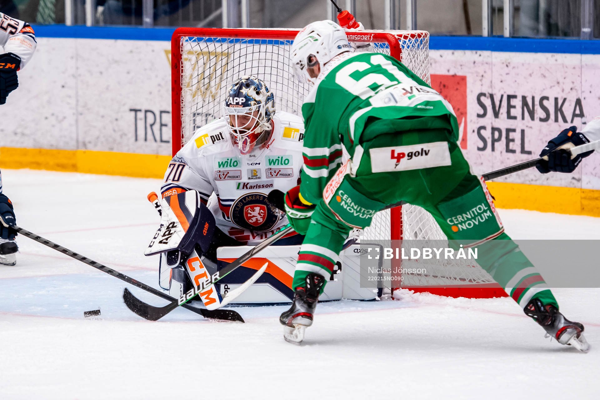 Växjös målvakt Adam Åhman och Rögles Ludvig Larsson