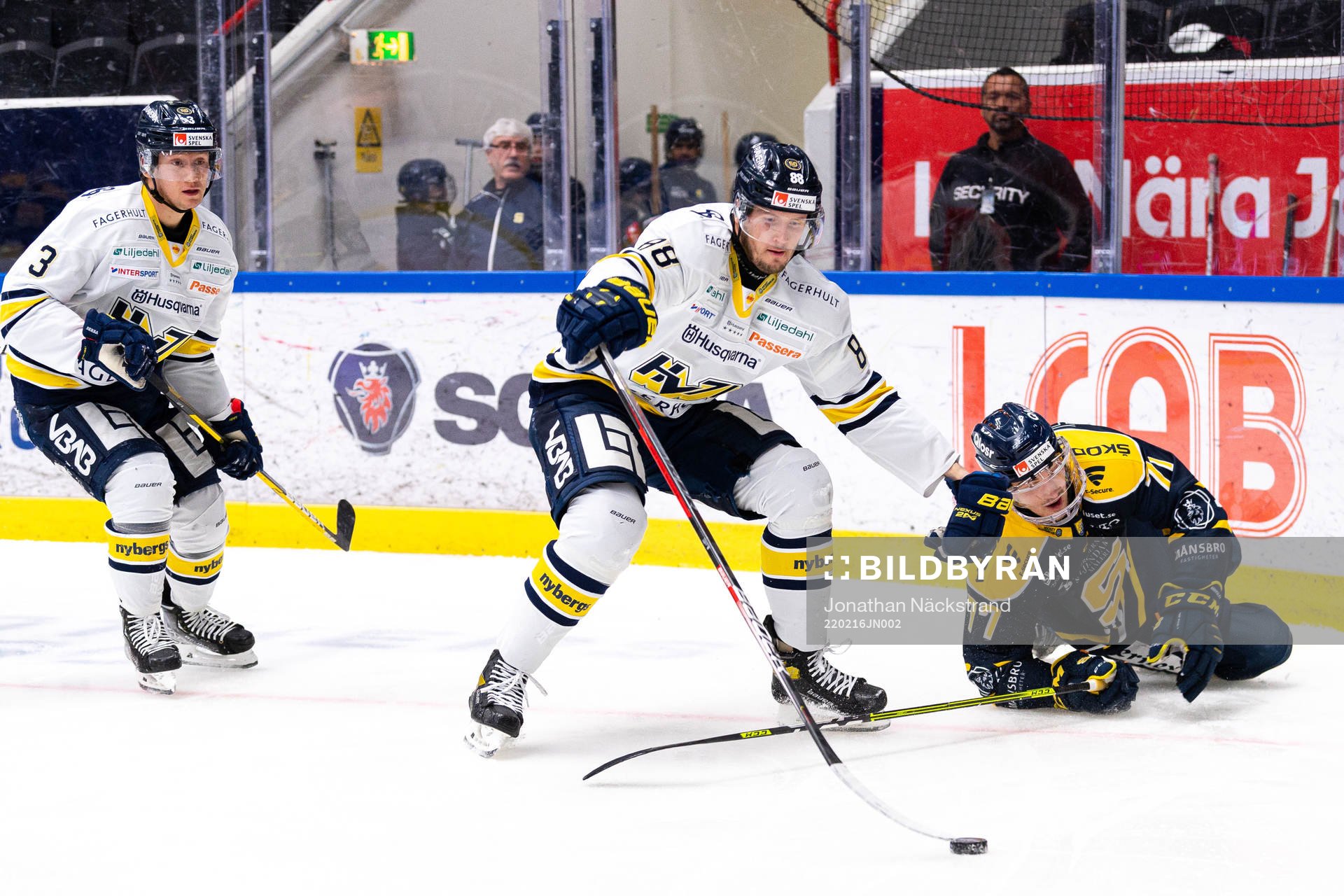 s Daniel Bertov och Jesper Kokkonen i en kamp mot