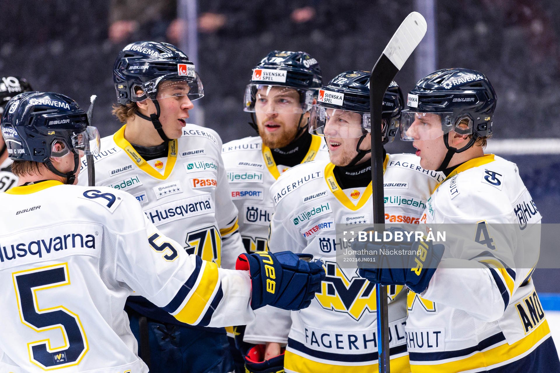 s Jonathan Davidsson jublar
