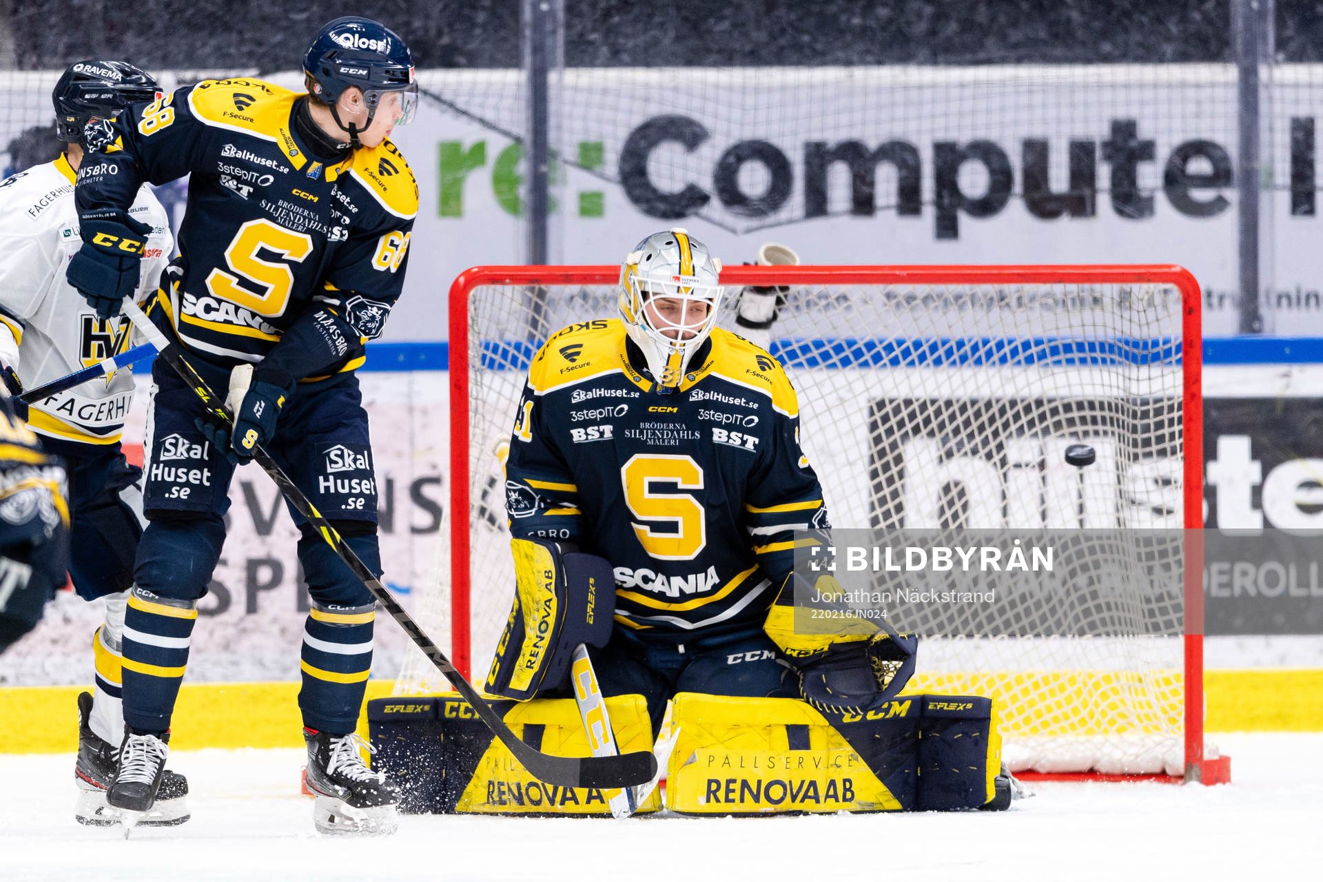 s Emil Andrae, ej i bild, gör 2-3 bakom Södertäljes