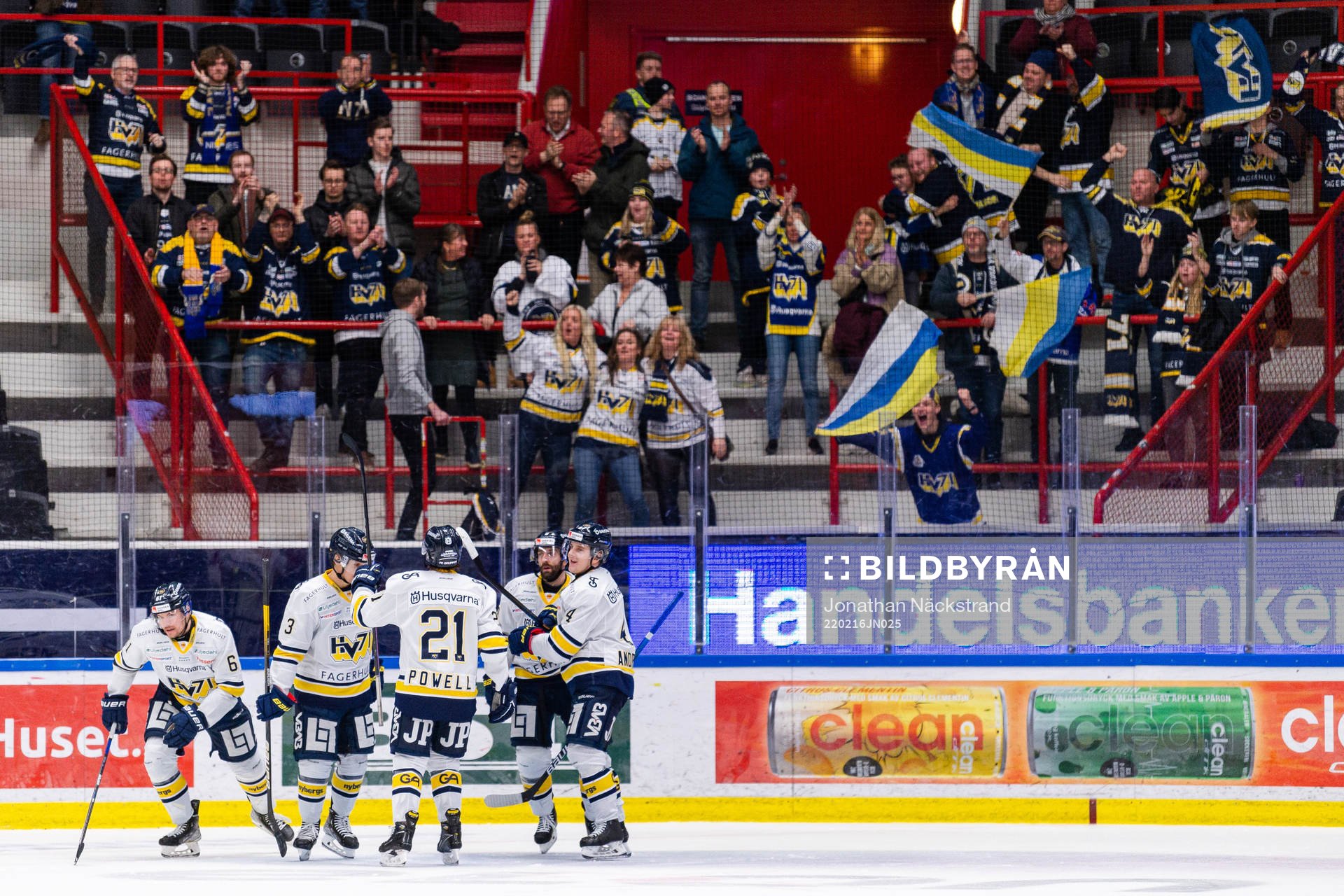 s spelare och supportrar jublar