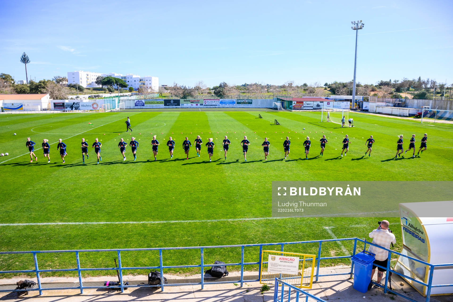 Players of Sweden warm up