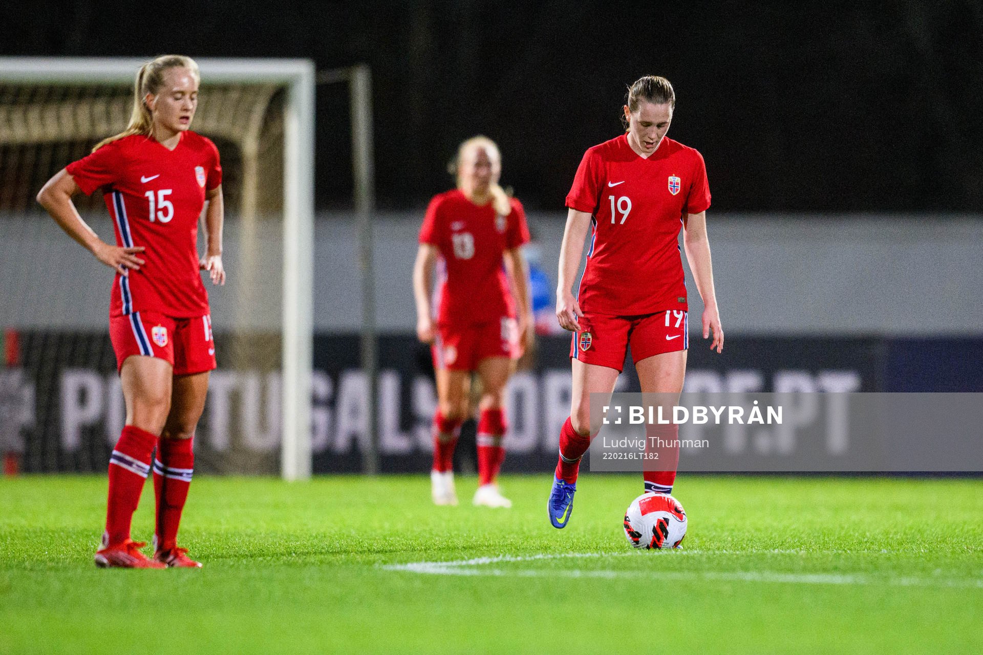 Amalie Vevle Eikeland and Elisabeth Terland looks dejected