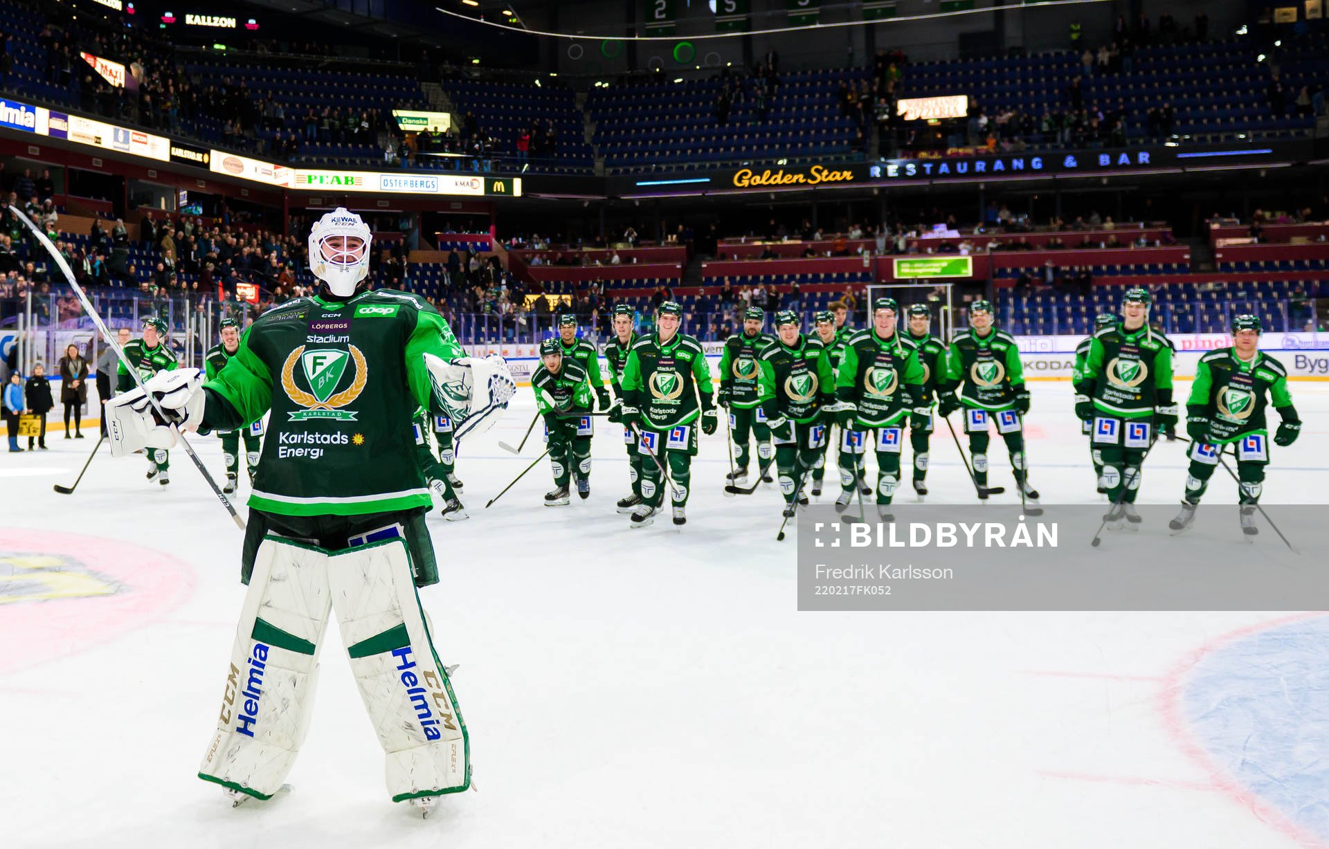 Färjestads målvakt Dennis Hildeby jublar med lagkamrater