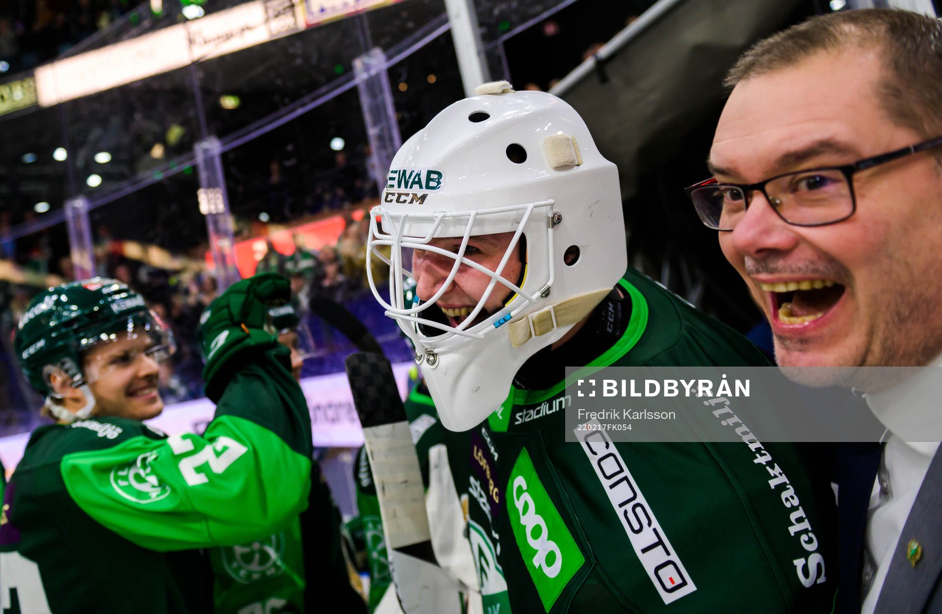 Färjestads målvakt Dennis Hildeby jublar