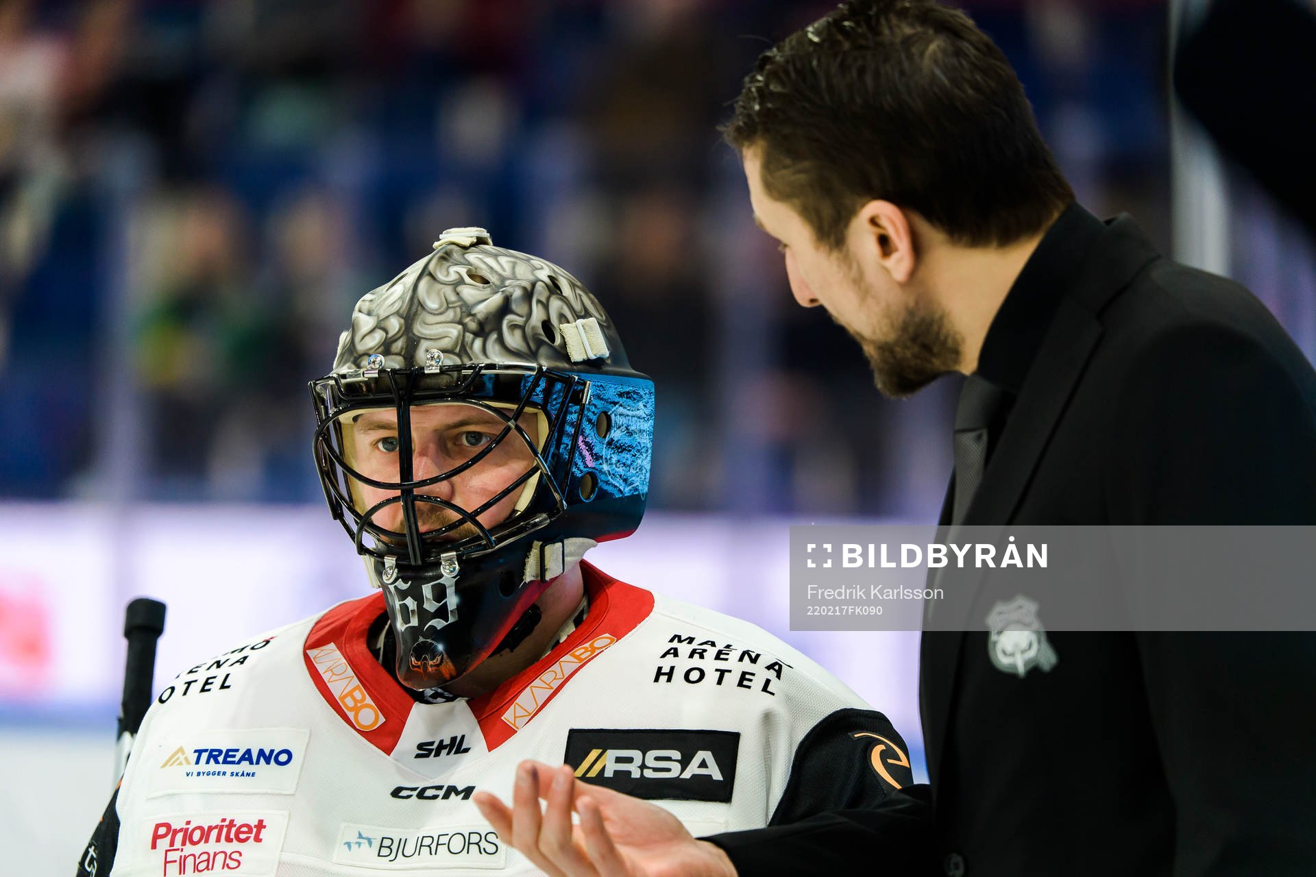 Malmö Redhawks målvakt Oscar Alsenfelt i samtal med