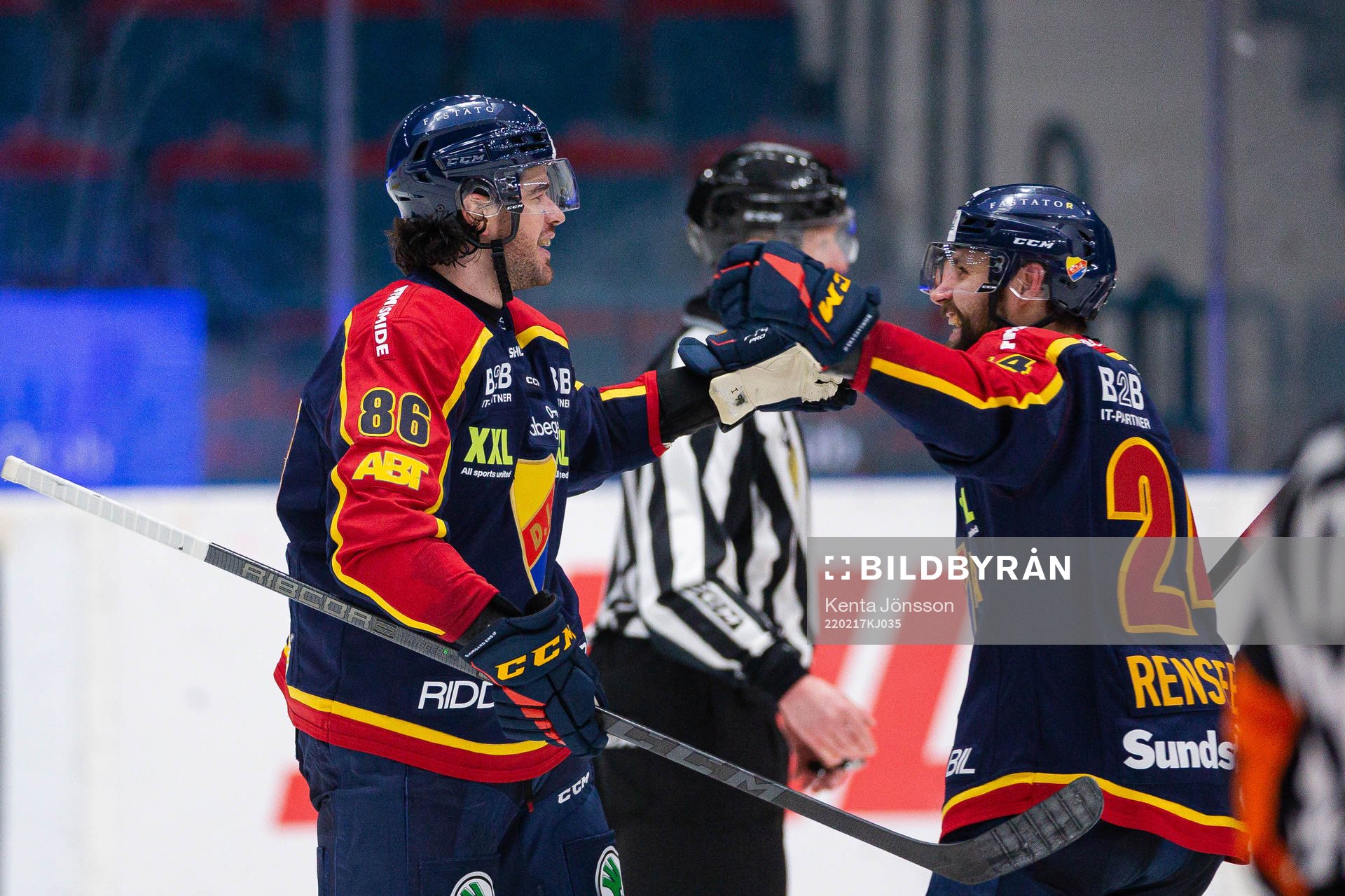 Djurgårdens Eric Gelinas och Ludvig Rensfeldt jublar