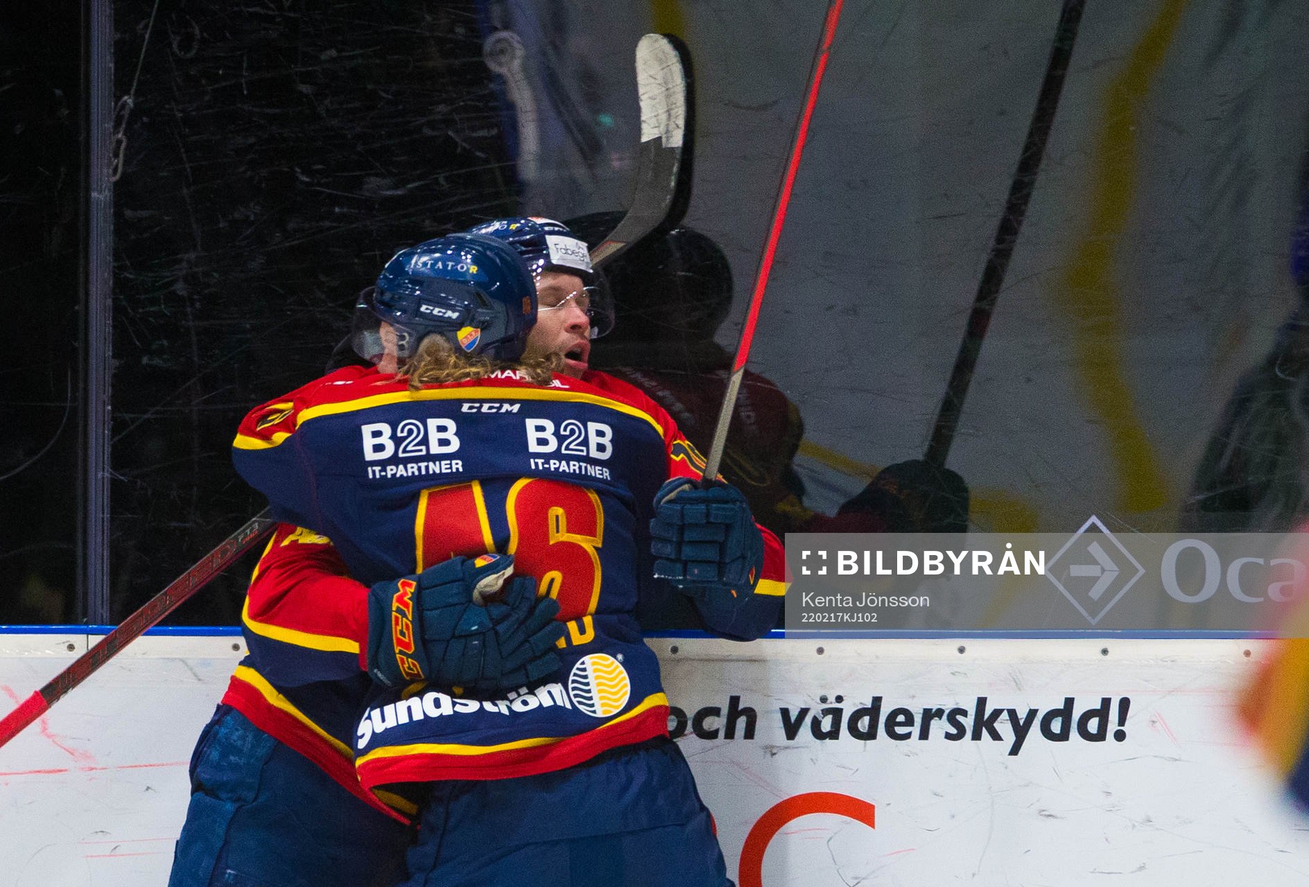 Djurgårdens Niclas Bergfors jublar med Tim Söderlund